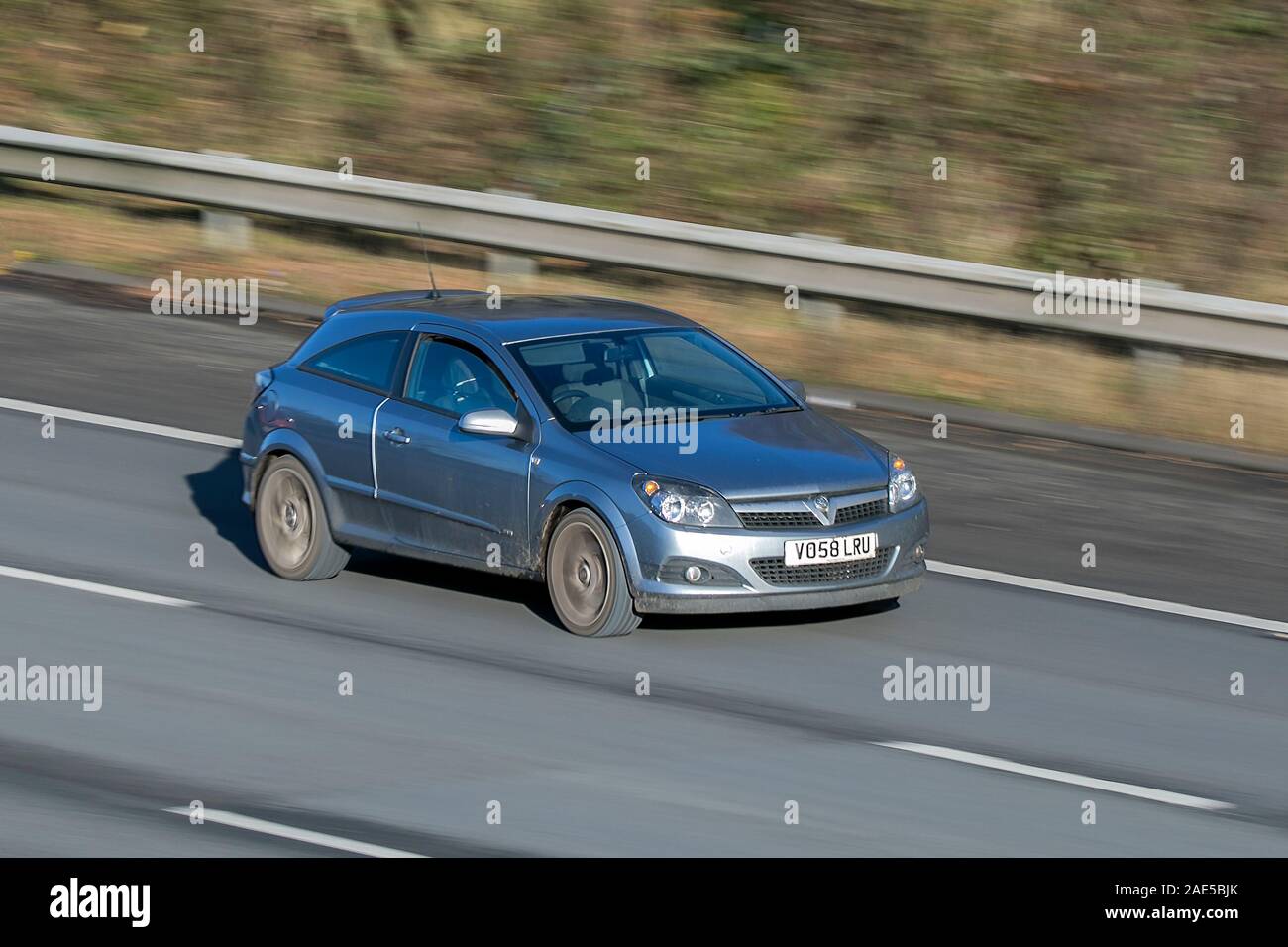 Verschwommen fahrendes Auto Sri Vauhall Astra Cdti an Geschwindigkeit auf der M61 Autobahn reisen; Kamera Verschlusszeit übertreiben, das Fahrzeug bewegt sich langsam Stockfoto