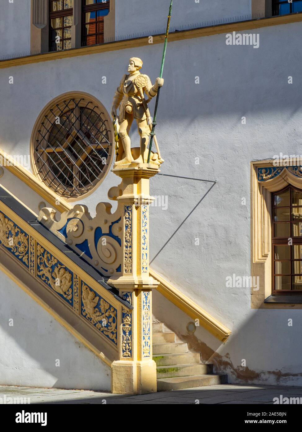 Steinstatue und Stufen, die zur großen Wendelstein Unmöglichen Treppe im Innenhof von Schloss Hartenfels Altstadt Torgau Sachsen Deutschland führen. Stockfoto