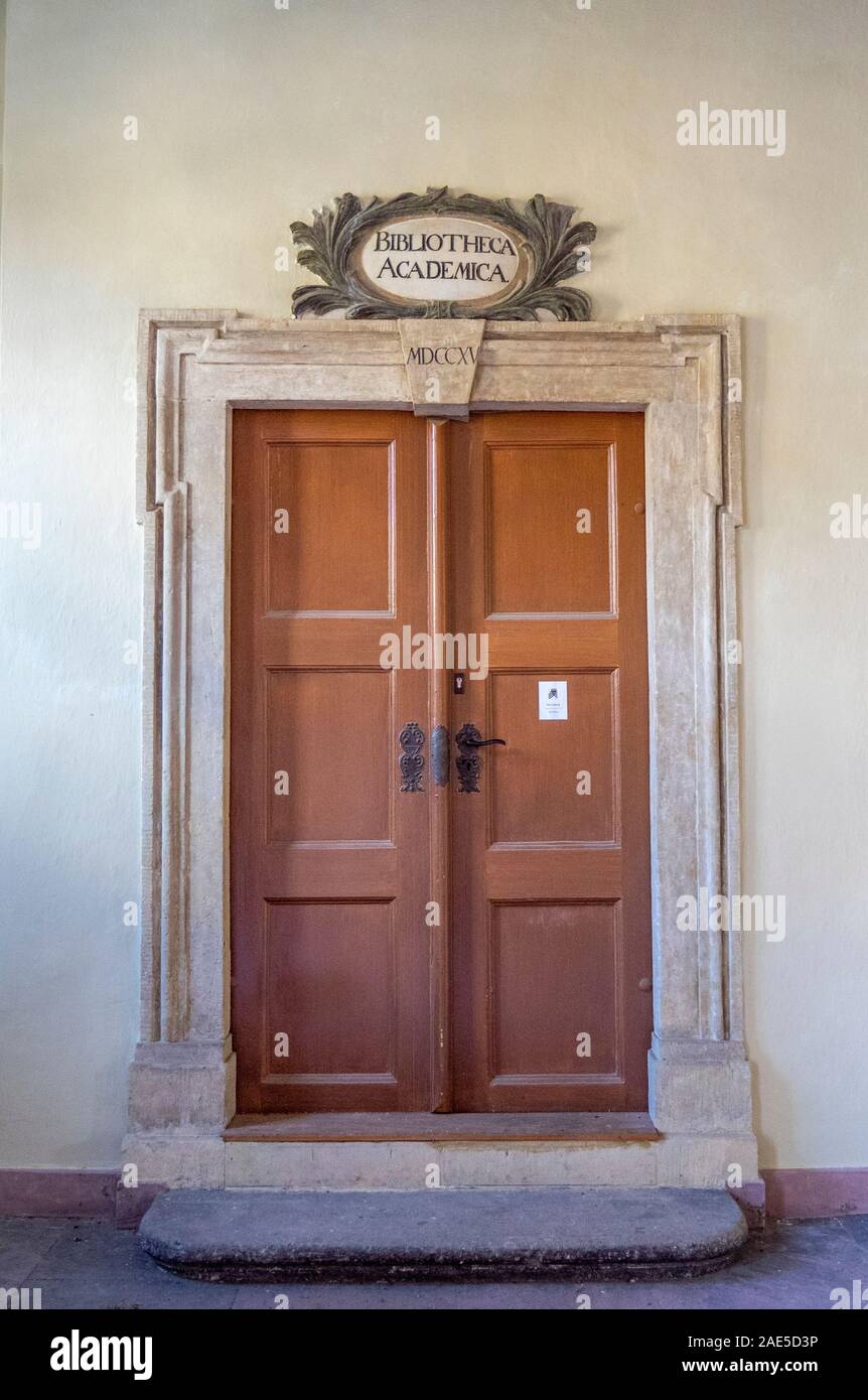 Holztür Eingang zur Bibliothek im Augusteum Flügel des Lutherhauses Lutherhaus Lutherstadt Wittenberg Sachsen-Anhalt Deutschland. Stockfoto