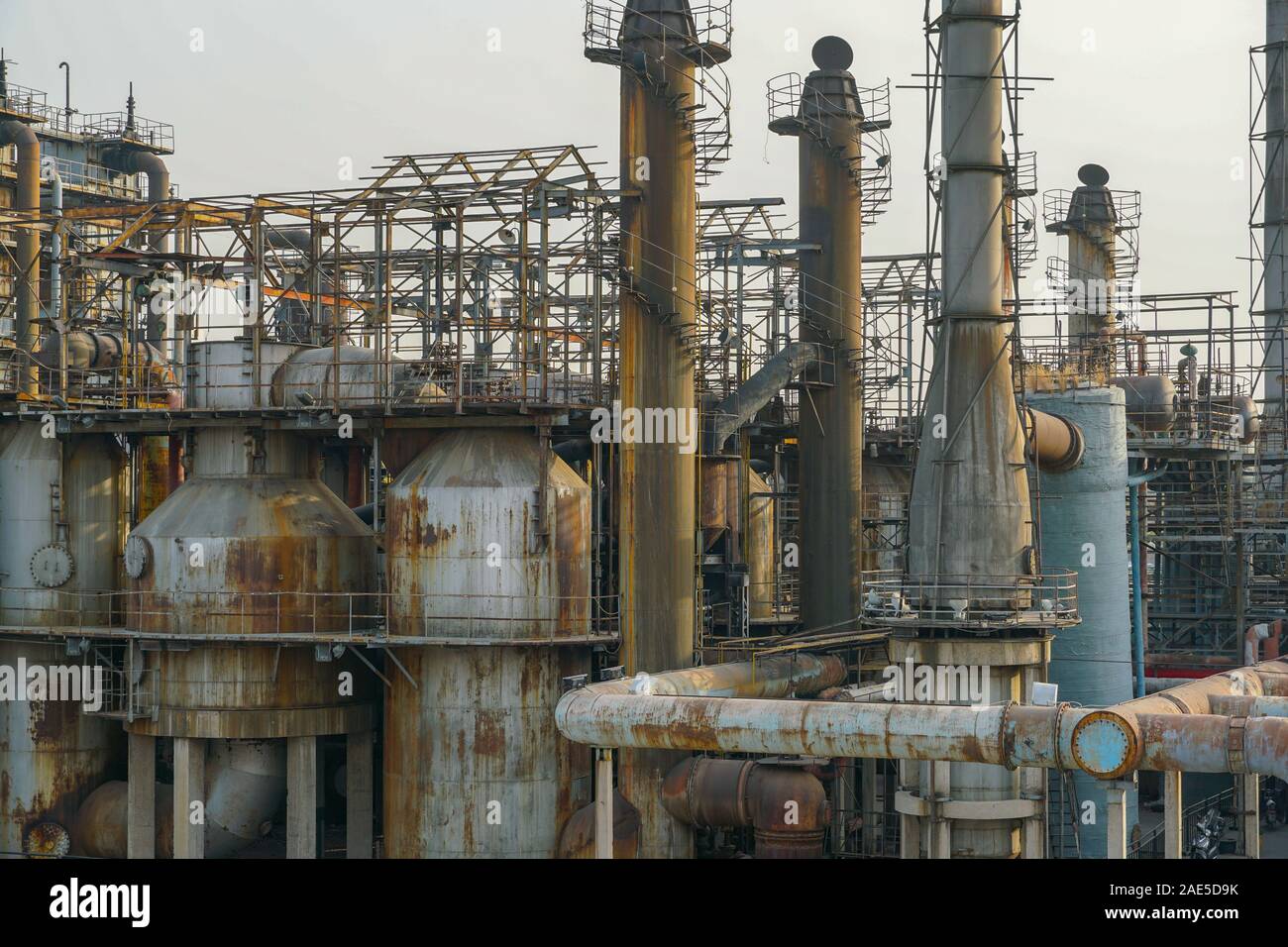 Alte Fabrik Metallkonstruktionen. Industrielle Anlage mit alten rostigen Rohren und Kühlturm für die Kühlwasserversorgung. Peking, China. Umweltverschmutzung Konzept Stockfoto