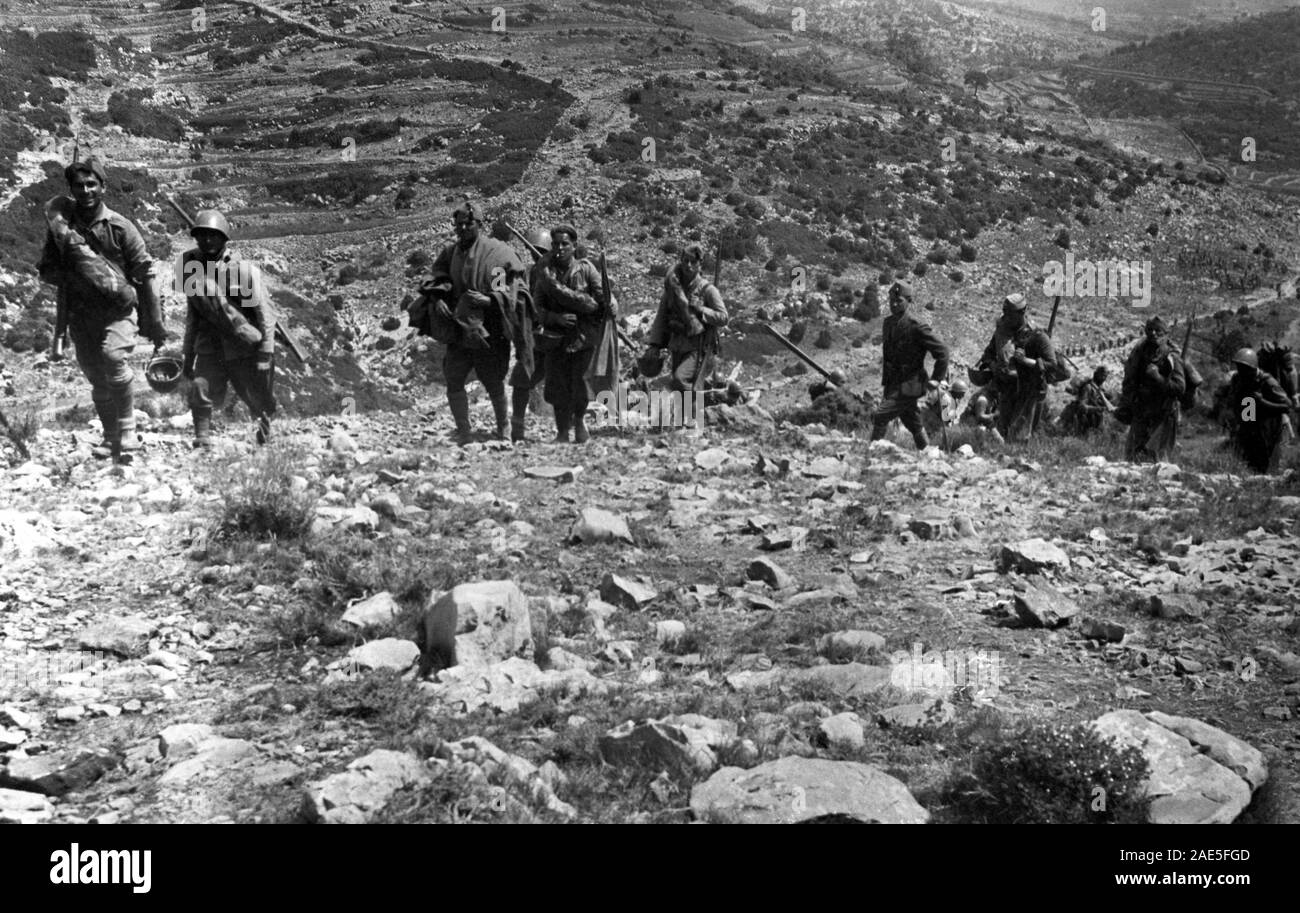 España. Guerra Civil (1936-1939). Falange Española y de las J.O.N.S. División 72 del cuerpo del Ejército de Castilla. Flechas Verdes, Junto a legionarios del Corpo Truppe Volontaire, CTV, formaron una unidad Mixta italo-Española movilizada para hacer Frente de la ofensiva de Catalunya al final de la contienda. Soldado de infantería desplazándose por los Montes de la Zona de Ávila. Stockfoto