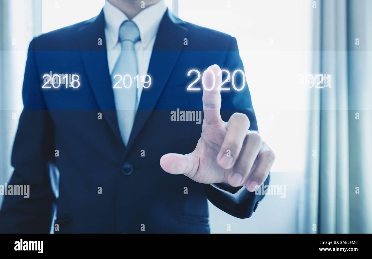 Geschäftsmann Drücken auf 2020. Neues Jahr Business Konzept Stockfoto