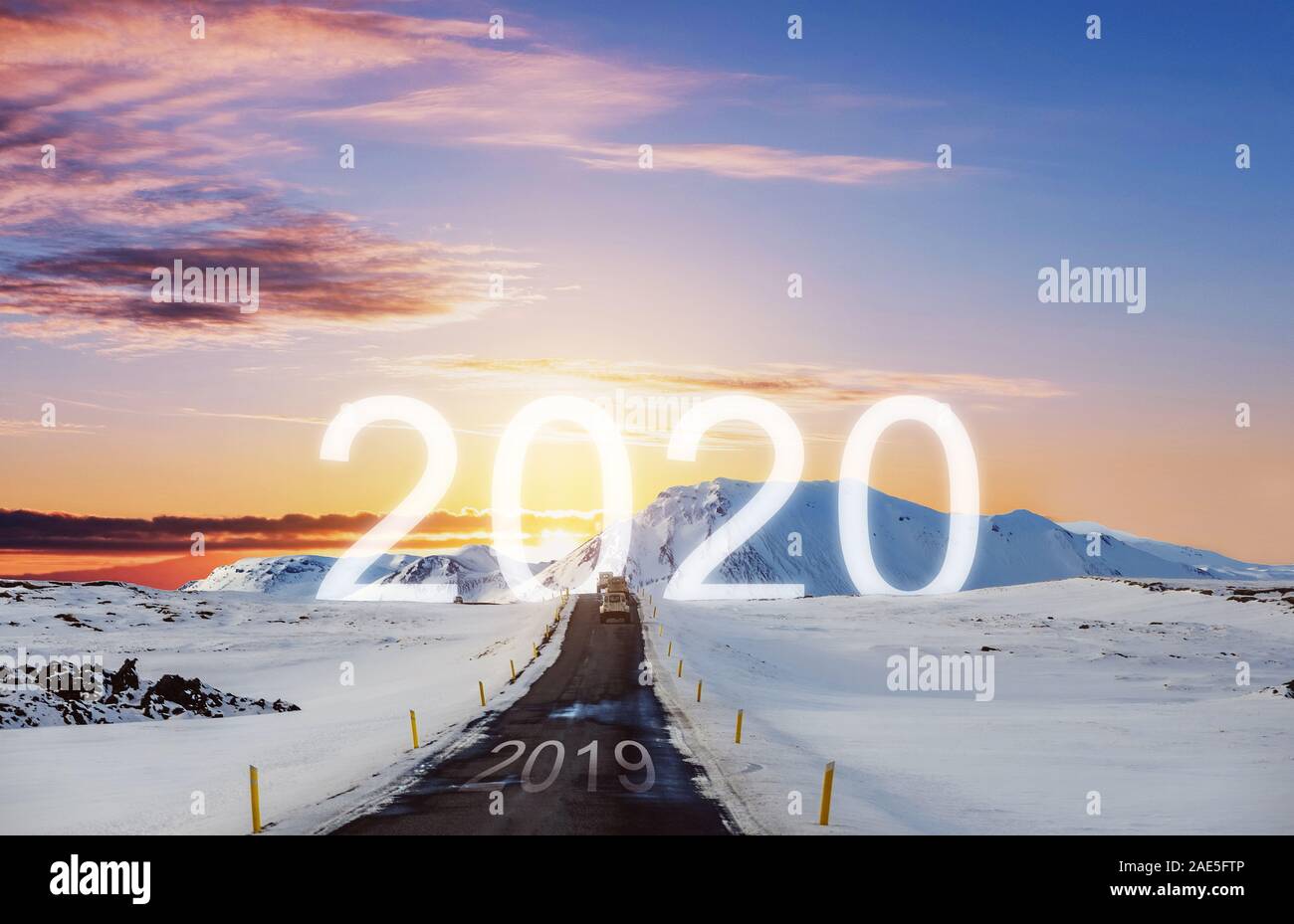 Neues Jahr und neue Errungenschaften Konzept. Gruppe von Auto Fahren auf der Straße in Richtung 2020 mit 2019 auf der Straße Stockfoto