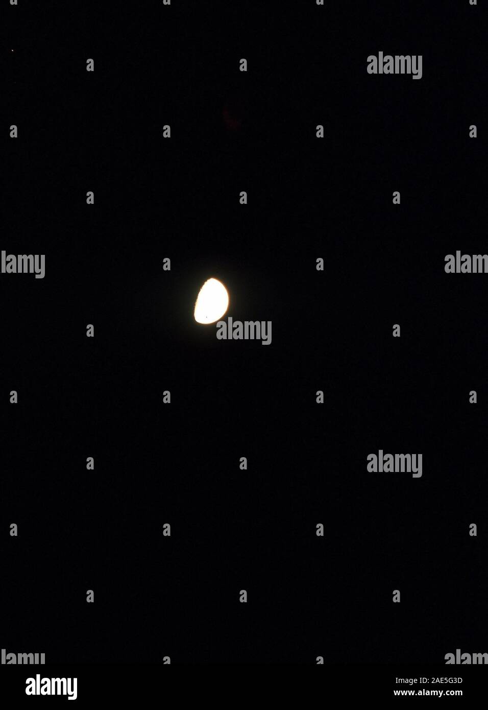 LA LUNA EN CUARTO MENGUANTE. Stockfoto