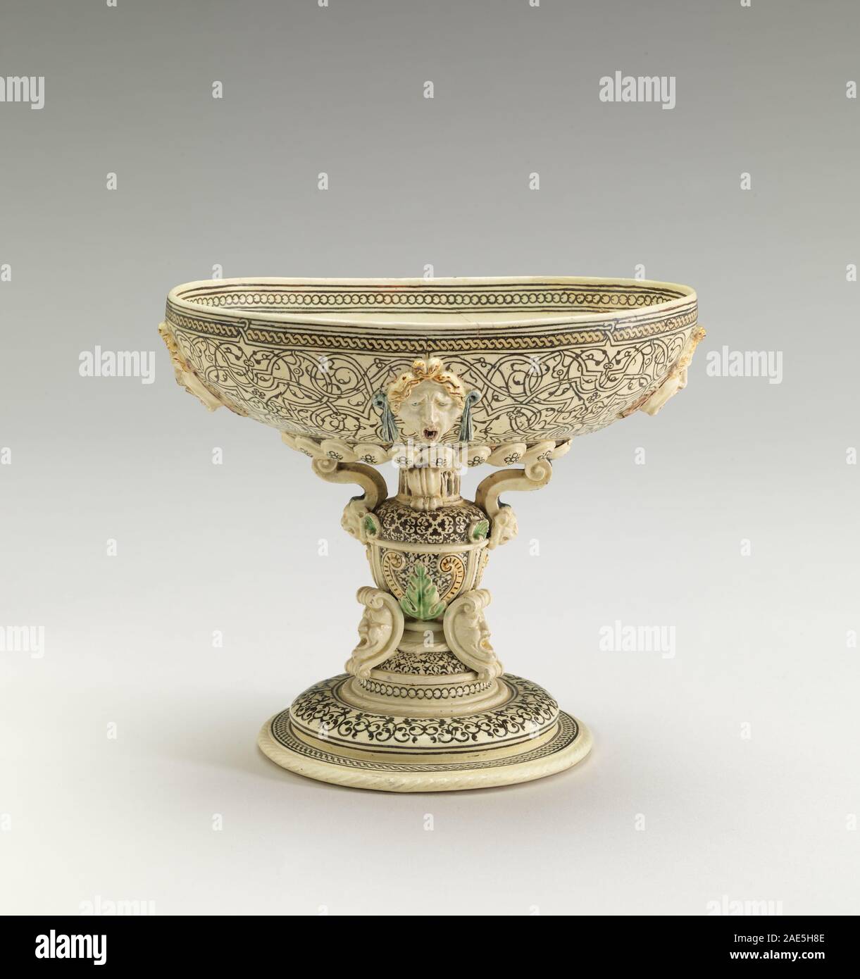 Dieser französische Pokal aus dem 16. Jahrhundert, hergestellt um 1540–1560, hat einen hohen Fuß und das gekrönte königliche Wappen Frankreichs. Der Becher besteht aus bleiglasiertem Feinsteinzeug, das die Handwerkskunst von Saint-Porchaire oder Pariser Werkstätten widerspiegelt. Stockfoto