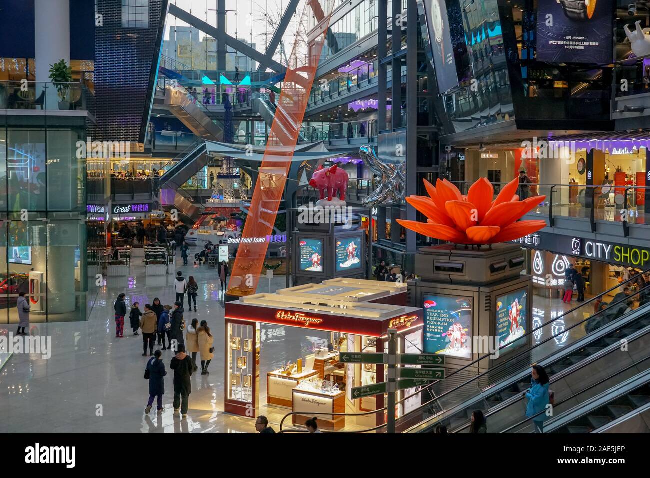 Die Parkview Green Shopping Mall in Peking mit internationalen Marken von schnelle Mode bis zu High-End-Luxus. Shopping Mall mit Besucher während der Weihnachtszeit. Peking, China. Dezember 5th, 2019 Stockfoto