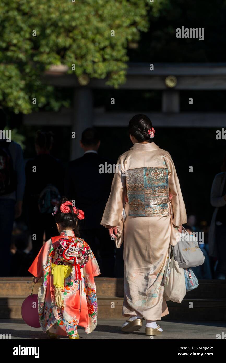 Junges Mädchen mit ihrer Mutter an der Shich-go-san Feier am Meiji Schrein, Tokio, Japan Stockfoto