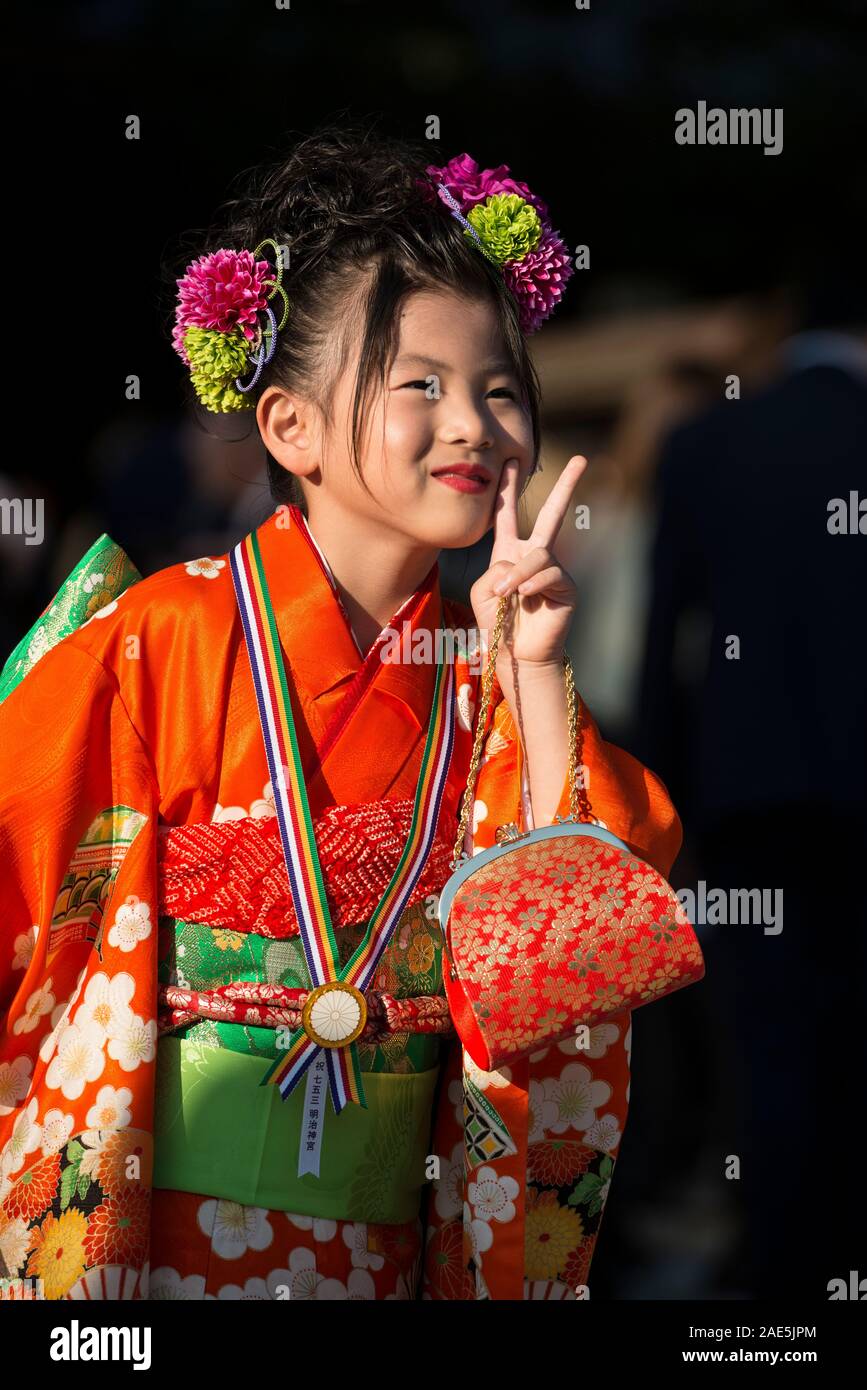 Junge Mädchen an der Shich-go-san Feier am Meiji Schrein, Tokio, Japan posing Stockfoto