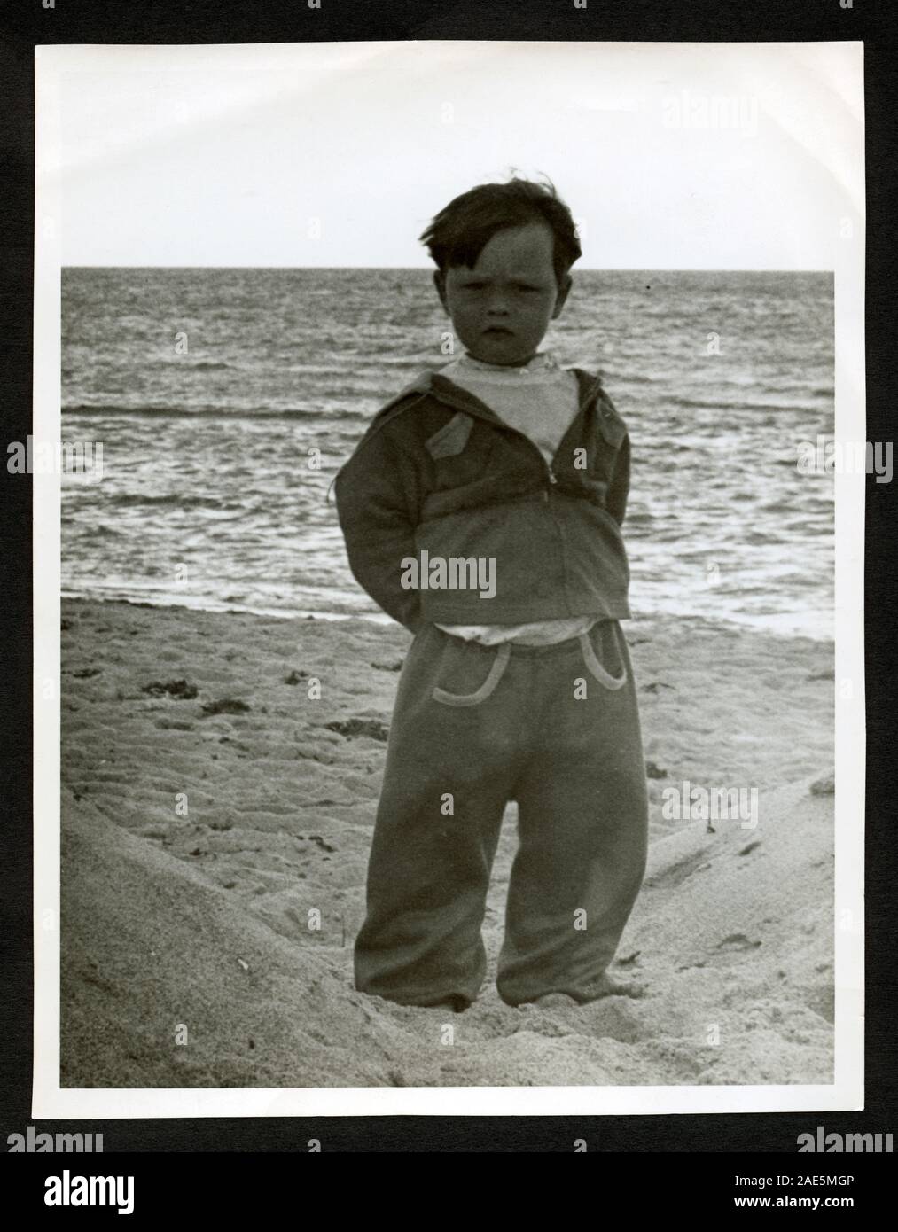 Europa, Deutschland, kleiner Junge am Strand der Ostsee, er trägt einen typischen Trainingsanzug der 1950er - 1960er Jahre. / Europa, Deutschland, kleiner Junge am Strand der Ostsee, das Tragen eines typischen Trainingsanzug Der 1950 - 1960Th. Stockfoto