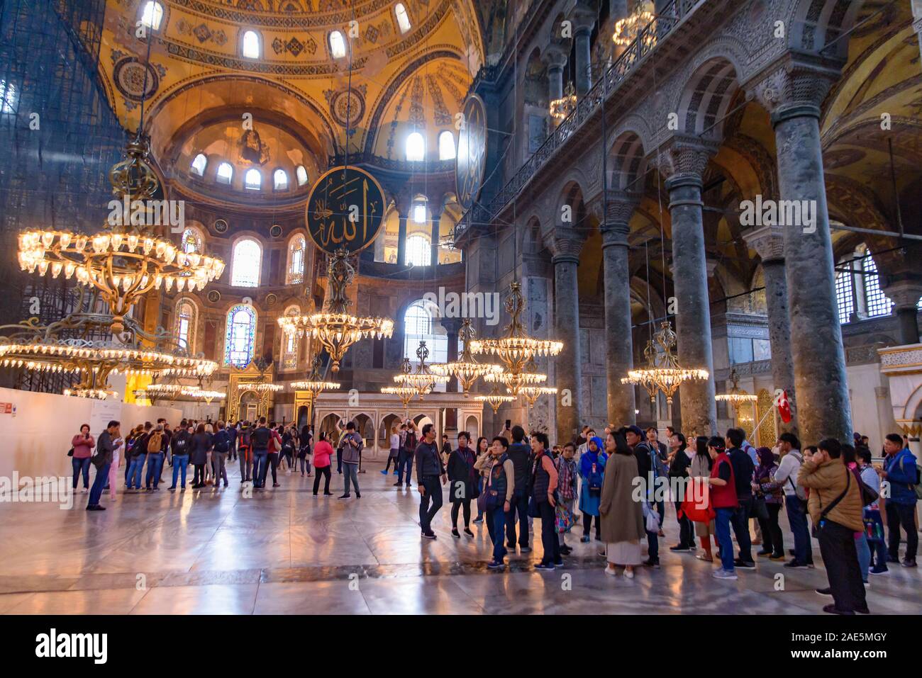 Touristen im Inneren der Hagia Sophia, der ehemalige Orthodoxe Kathedrale und Ottoman Imperial Moschee, Istanbul, Türkei Stockfoto