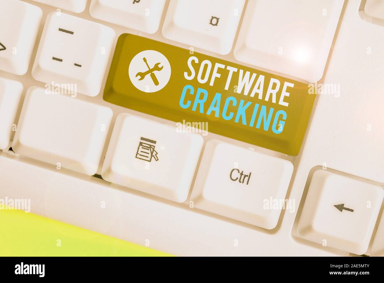 Schreiben Hinweis übersicht Software zu knacken. Business Konzept für Änderungen an der Software zu entfernen oder Deaktivieren von Funktionen Stockfoto
