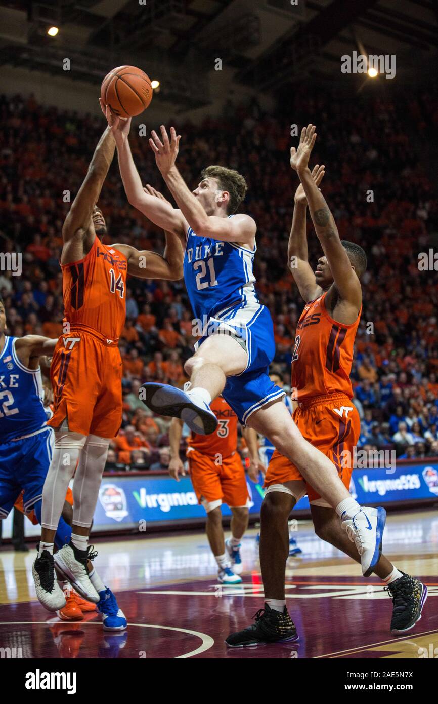 Cassell Coliseum Blacksburg, VA, USA. 6. Dezember, 2019. Duke Blue Devils freuen Matthew verletzt (21) hat seinen Schuss blockiert durch Virginia Tech Hokies vorwärts P.J. Horne (14) während der NCAA Basketball Aktion zwischen der Duke University Blue Devils und der Virginia Tech Hokies am Cassell Coliseum Blacksburg, VA. Jonathan Huff/CSM/Alamy leben Nachrichten Stockfoto