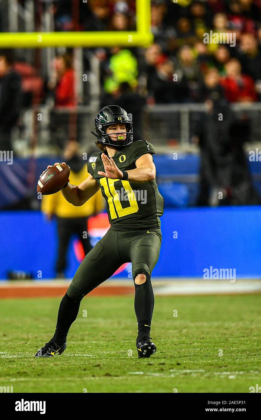 Santa Clara, Kalifornien, USA. 06 Dez, 2019. Oregon Enten Quarterback Justin Herbert (10) leitet während der Pac-12 Fußball-Spiel zwischen den Utah Utes und die Oregon Ducks At Levi's Stadion in Santa Clara, Kalifornien. Chris Brown/CSM/Alamy leben Nachrichten Stockfoto