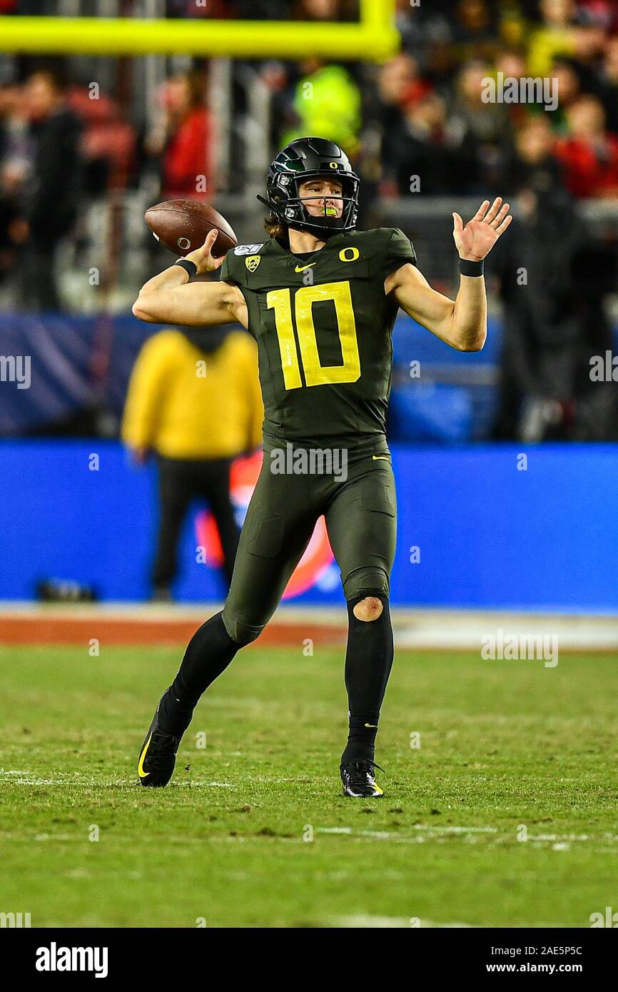 Santa Clara, Kalifornien, USA. 06 Dez, 2019. Oregon Enten Quarterback Justin Herbert (10) leitet während der Pac-12 Fußball-Spiel zwischen den Utah Utes und die Oregon Ducks At Levi's Stadion in Santa Clara, Kalifornien. Chris Brown/CSM/Alamy leben Nachrichten Stockfoto