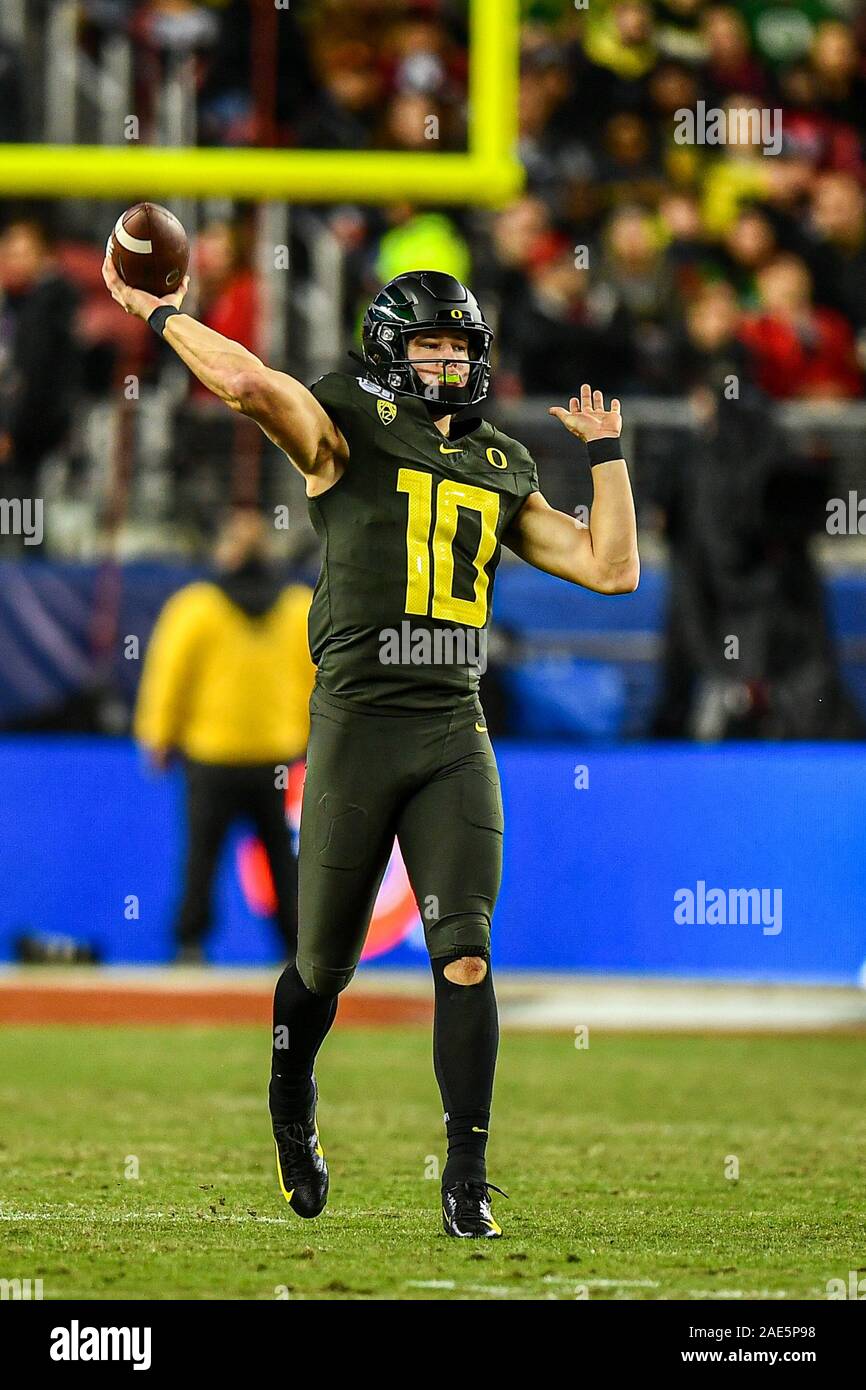 Santa Clara, Kalifornien, USA. 06 Dez, 2019. Oregon Enten Quarterback Justin Herbert (10) leitet während der Pac-12 Fußball-Spiel zwischen den Utah Utes und die Oregon Ducks At Levi's Stadion in Santa Clara, Kalifornien. Chris Brown/CSM/Alamy leben Nachrichten Stockfoto
