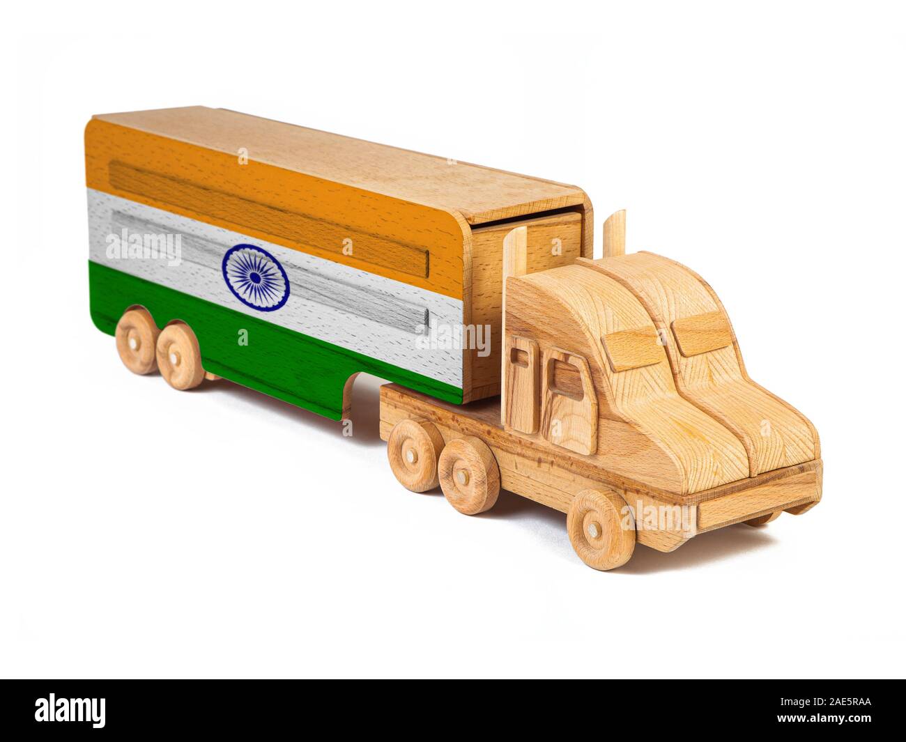 Nahaufnahme einer Holz Spielzeug-LKW mit einem gemalten Flagge Indien. Das Konzept der export-import, Transport, die Lieferung von Waren Stockfoto