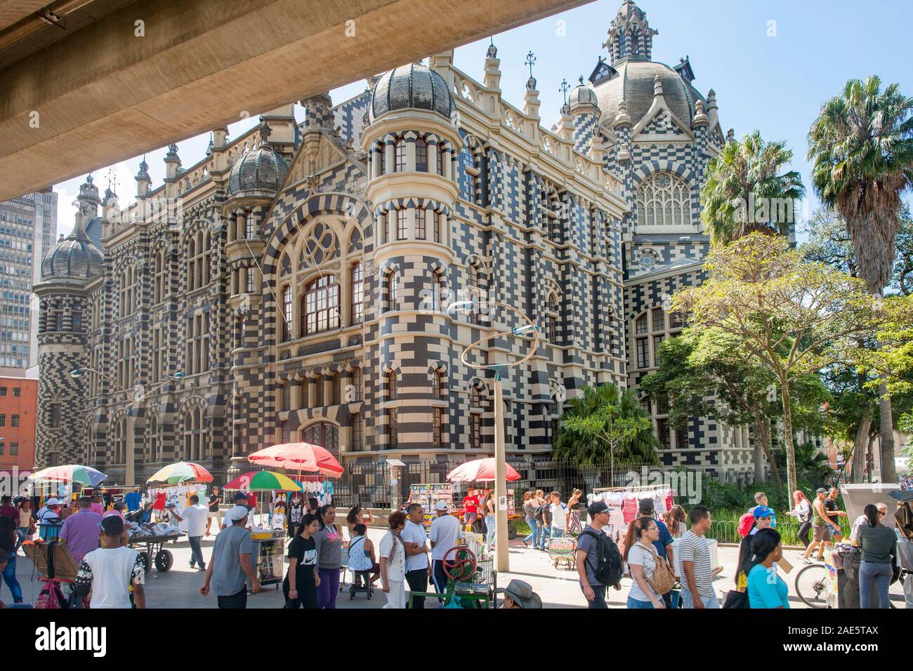 Das Rafael Uribe Uribe Palast der Kultur und Straßenhändler in der Innenstadt von Medellin, Kolumbien. Medellin, Kolumbien. Stockfoto