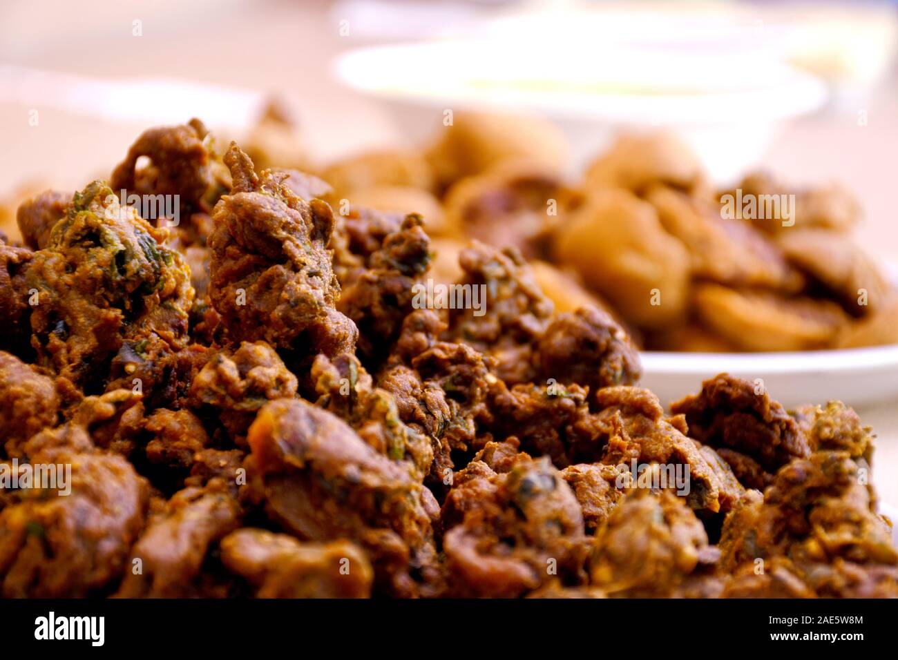Knusprige Zwiebel bhajis oder Kanda oder pyaj ke pakore oder delicisous pakoda, indischen und brasilianischen Street Food auf Salat, typischerweise Genossen im regnerischen/monsun Stockfoto