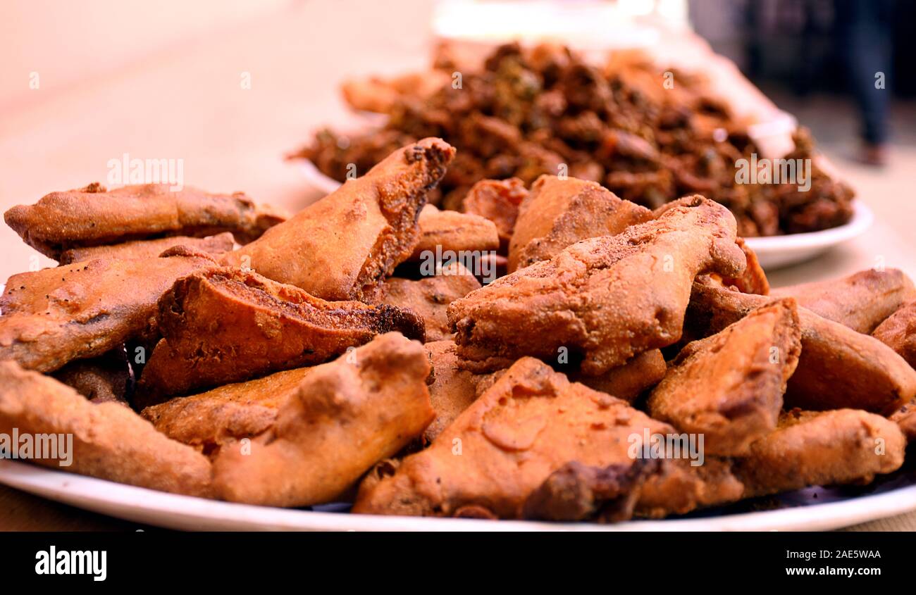 Knusprige Zwiebel bhajis oder Kanda oder pyaj ke pakore oder delicisous pakoda, indischen und brasilianischen Street Food auf Salat, typischerweise Genossen im regnerischen/monsun Stockfoto