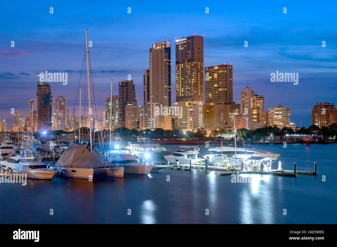Dämmerung Blick auf die moderne Bocagrande Skyline in Cartagena, Kolumbien. Stockfoto