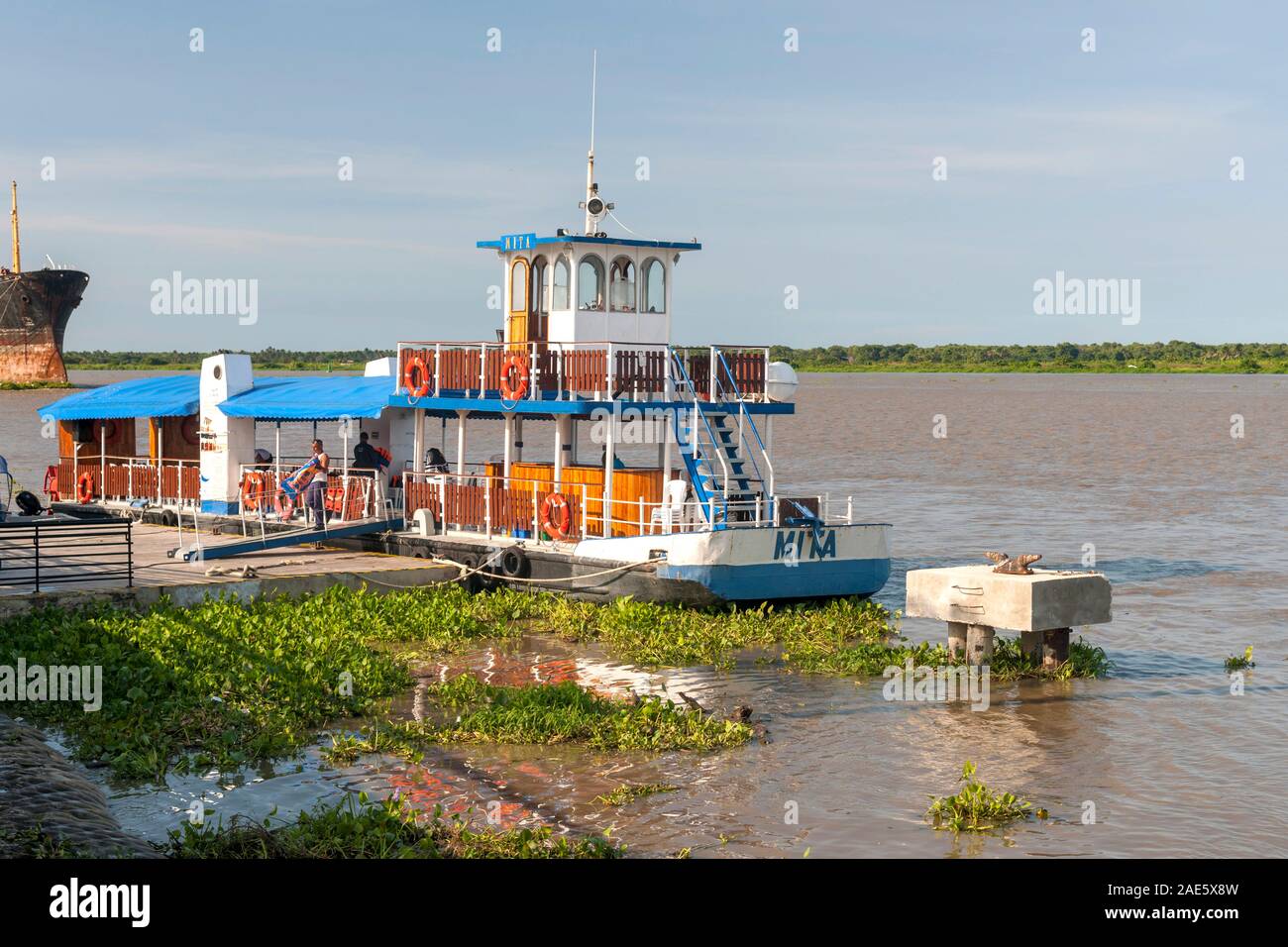 Die Mita Boot, (Embarcacion La Mita) auf dem Rio Magdalena in Barranquilla, Kolumbien. Stockfoto