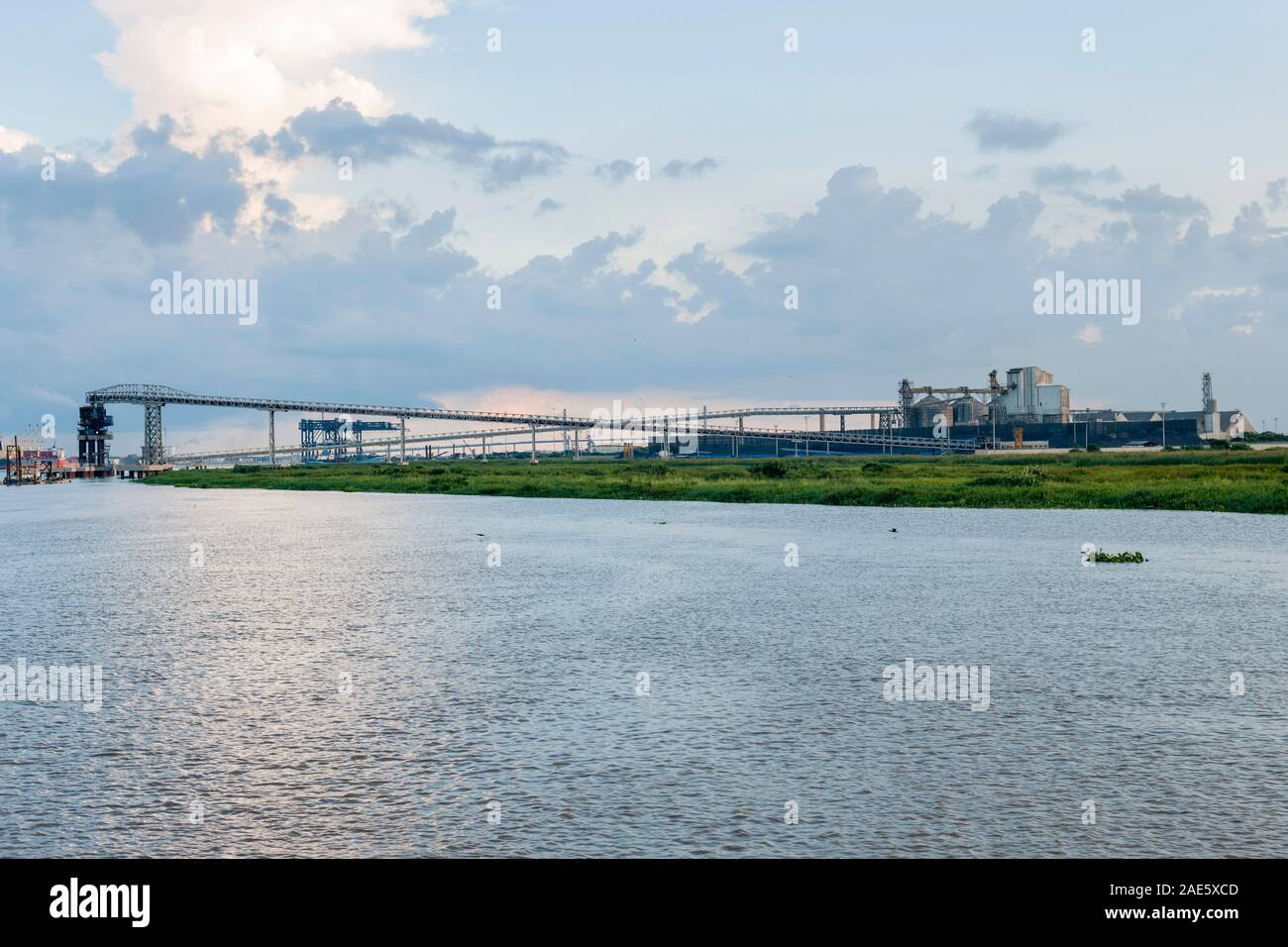 Industrielle Anlage am Ufer des Rio Magdalena in Barranquilla, Kolumbien. Stockfoto