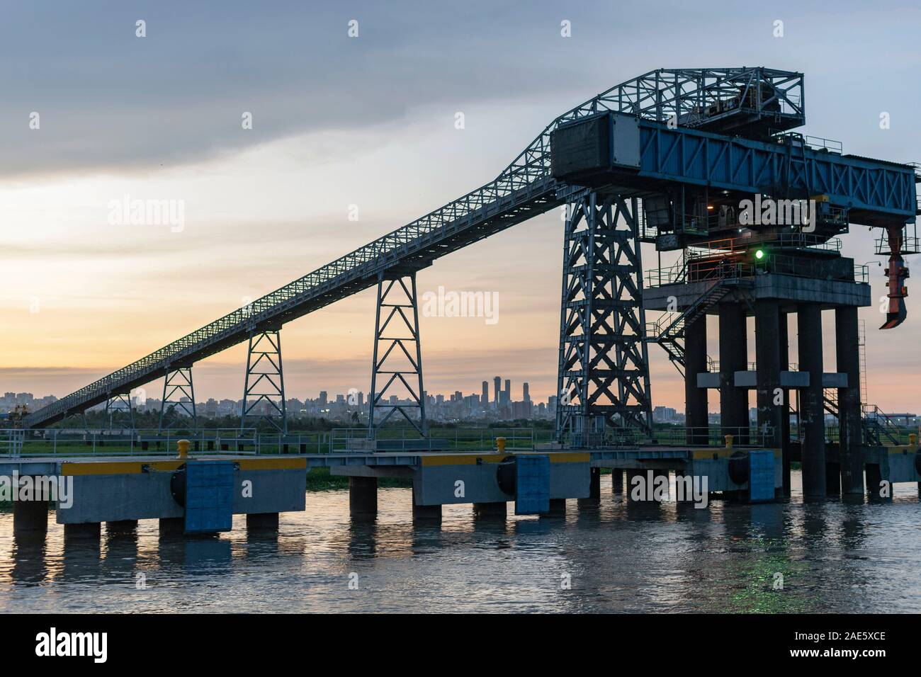 Industrielle Anlage am Ufer des Rio Magdalena in Barranquilla, Kolumbien. Stockfoto
