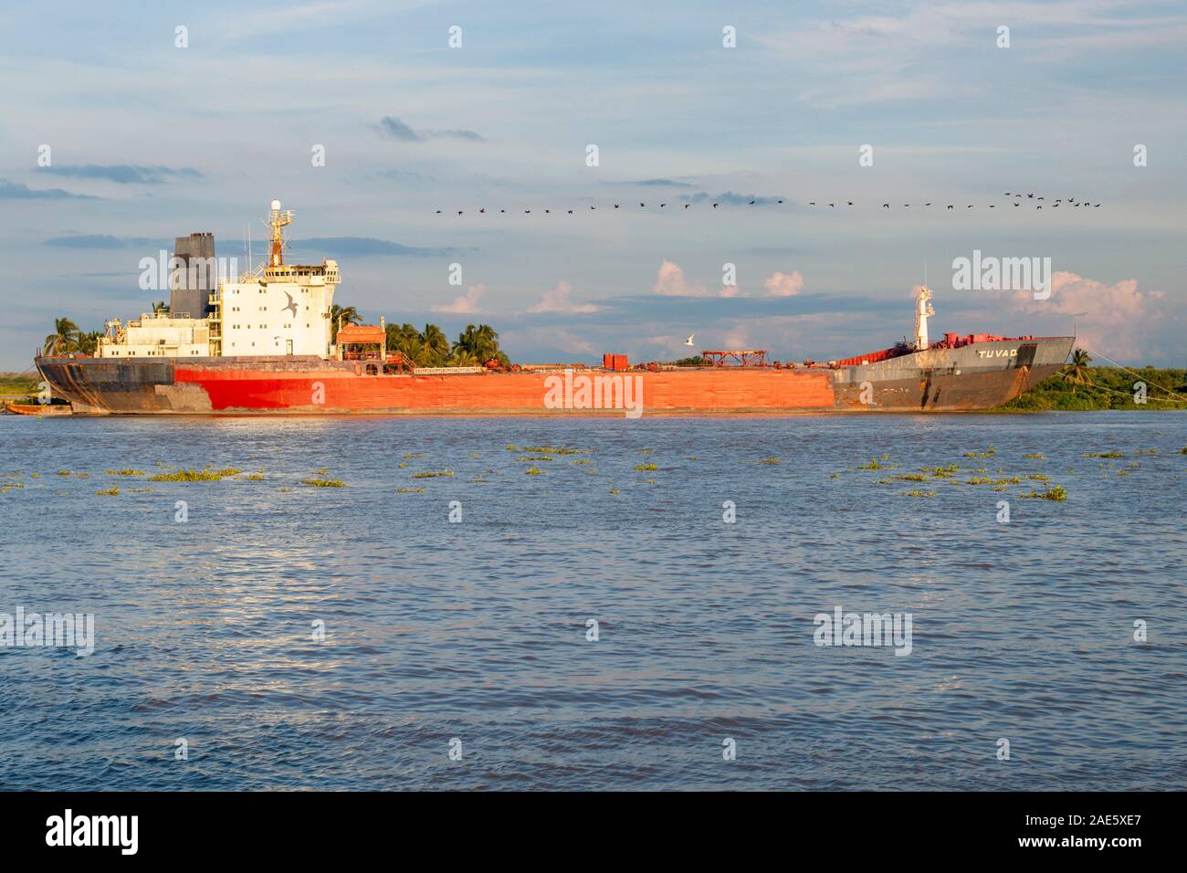 Industrielle Schiff auf dem Rio Magdalena in Barranquilla, Kolumbien. Stockfoto