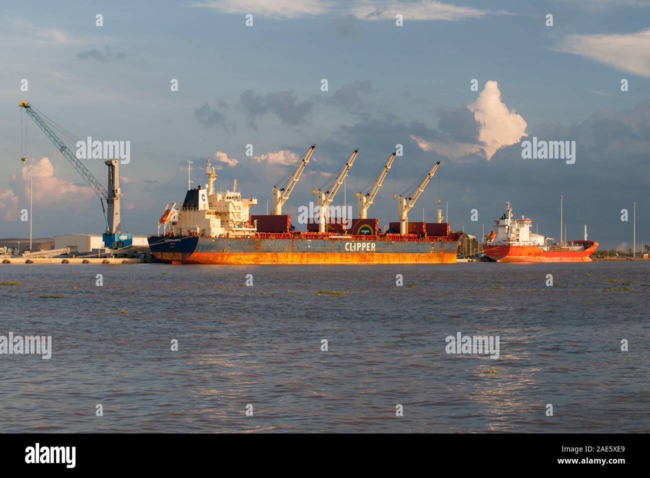 Industrielle Schiff auf dem Rio Magdalena in Barranquilla, Kolumbien. Stockfoto