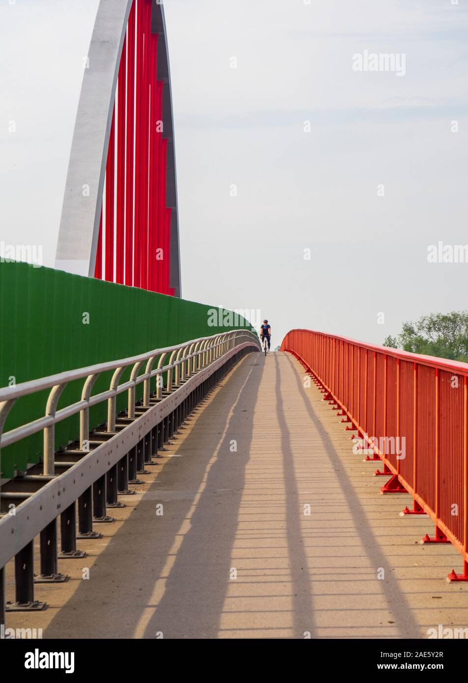 Fußgänger- und Radweg Elbe Radwege über die Elbbrücke Wittenberg rot und grün gestrichen Sachsen-Anhalt Deutschland. Stockfoto