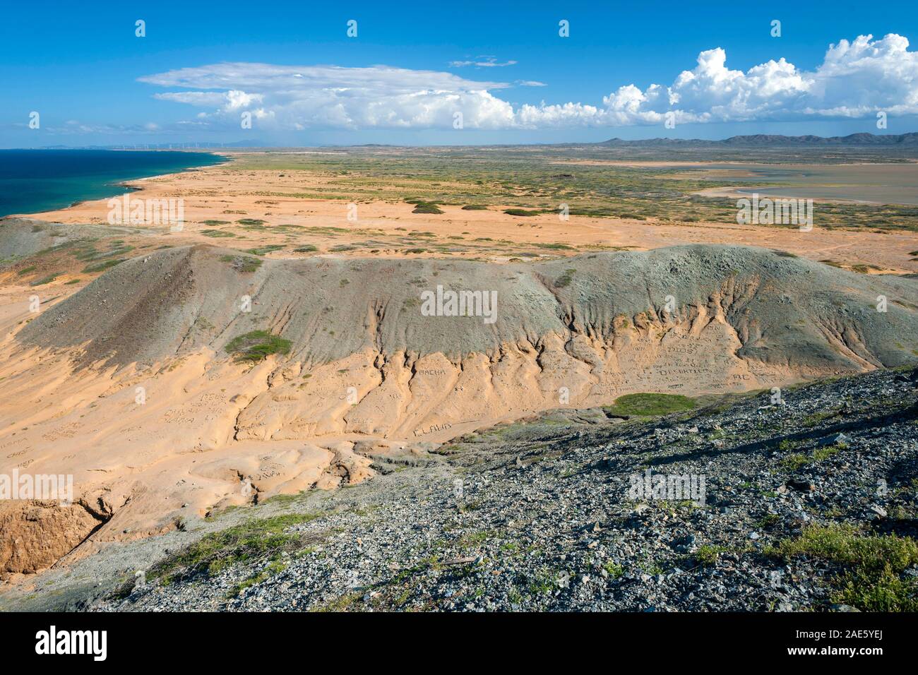 Blick vom Gipfel des Hügels von der Säule des Zuckers (Cerro El Pilón de Azúcar) auf der Halbinsel Guajira im Norden von Kolumbien. Stockfoto