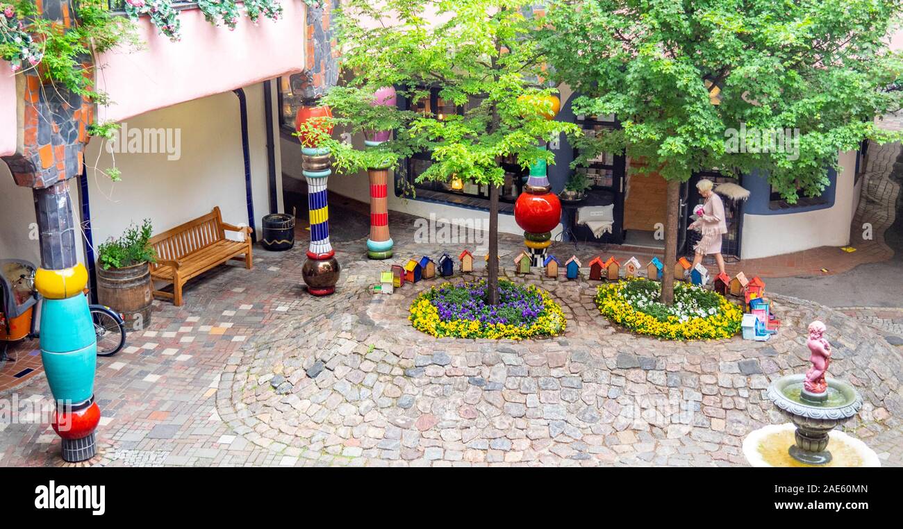 Vogelhäuser und Garten im Innenhof im Hundertwasserhaus Grüne Zitadelle
