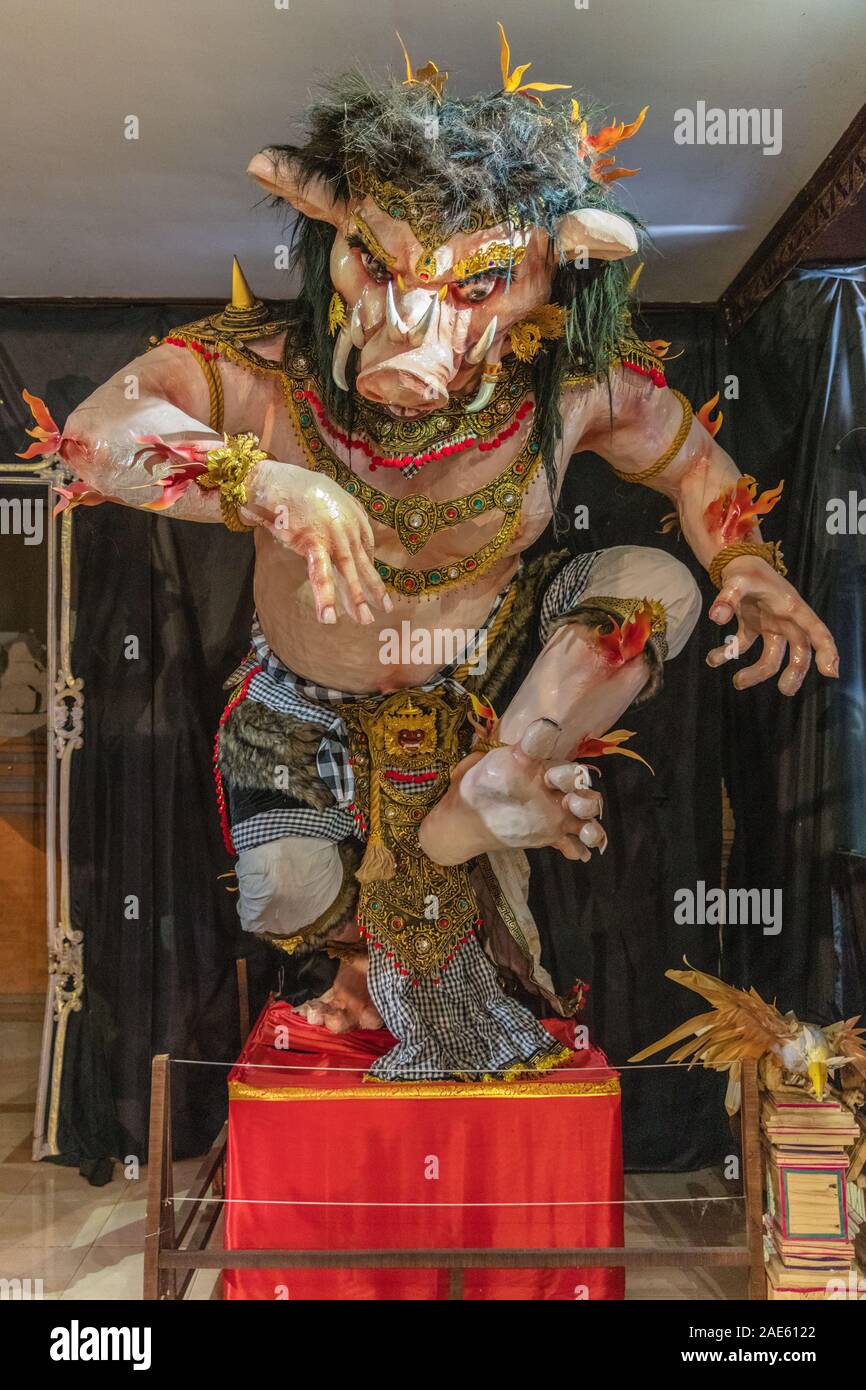 Ogoh-Ogoh, demon Statue für Ngrupuk Parade am Vorabend des nyepi Tag durchgeführt hat. Bild vertikal. Stockfoto