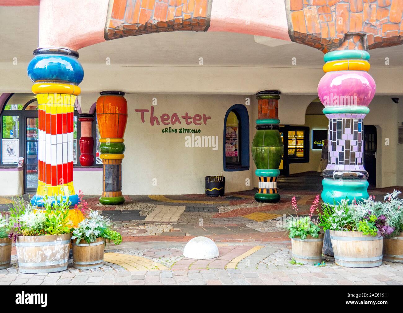 Keramikfliesen Säulen im Foyer und Theatereingang im Hundertwasserhaus Grüne Zitadelle Altstadt Magdeburg Sachsen-Anhalt Deutschland. Stockfoto