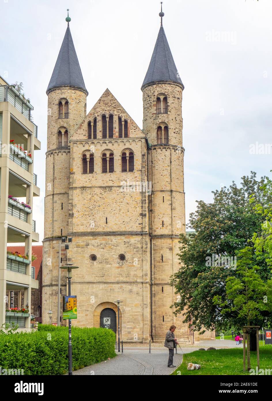 Das Kloster unserer Lieben Frau aus romanischer Klosterkirche ist jetzt Museum und Konzerthalle in der Altstadt von Magdeburg in Sachsen-Anhalt. Stockfoto