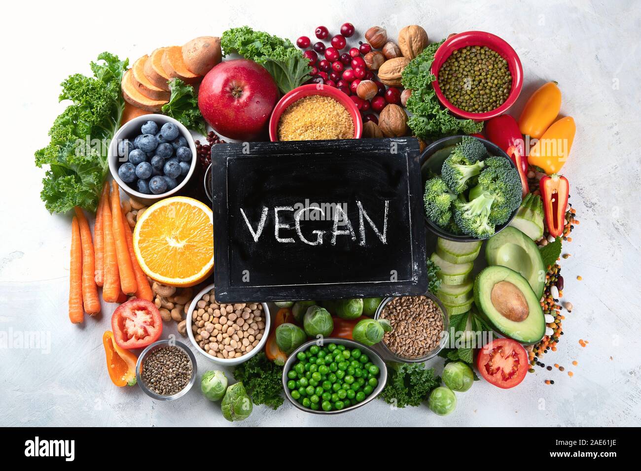 Gesundheit vegan und vegetarisch essen Konzept. Lebensmittel, die einen hohen Gehalt an Antioxidantien, Ballaststoffen, smart Kohlenhydrate und Vitamine. Ansicht von oben Stockfoto