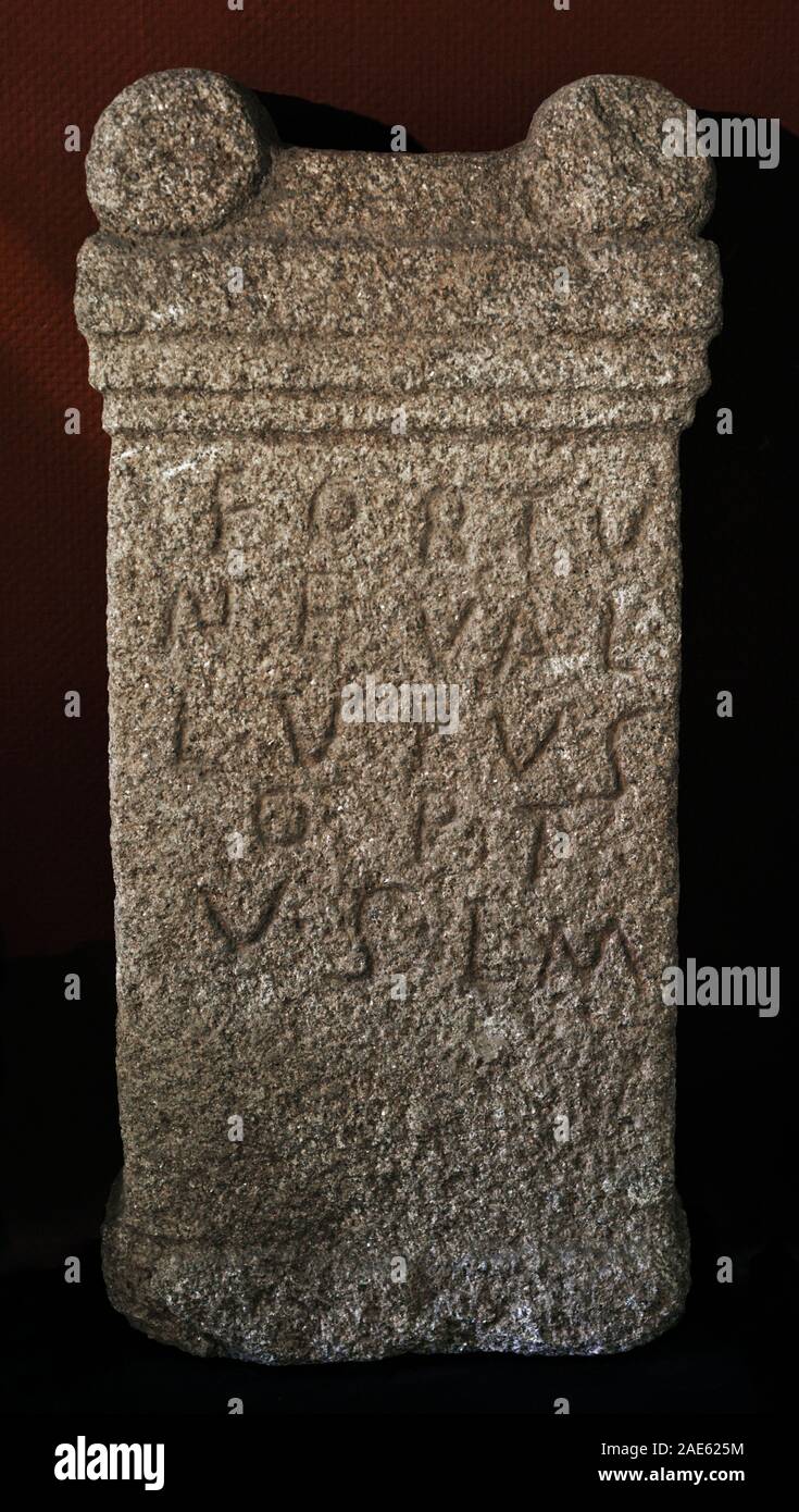 Ara a la Diosa Fortuna. "Eine Fortuna. Valerio Lupo, Asistente de centurión, cumplió de Libre voluntad su Voto". Segunda Mitad del siglo II. Procedente del Campamento Romano de Ciadella, Sobrado dos Monxes (Estado de La Coruña, Galicien). Museo Arqueológico e Histórico (Castillo de San Antón). La Coruña. Galizien. España. Stockfoto