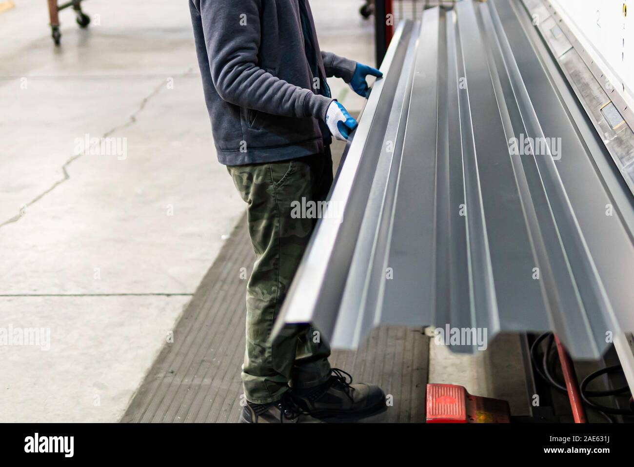 Gewölbte Dachmaterialien Bleche in einer Fabrik produziert Stockfoto