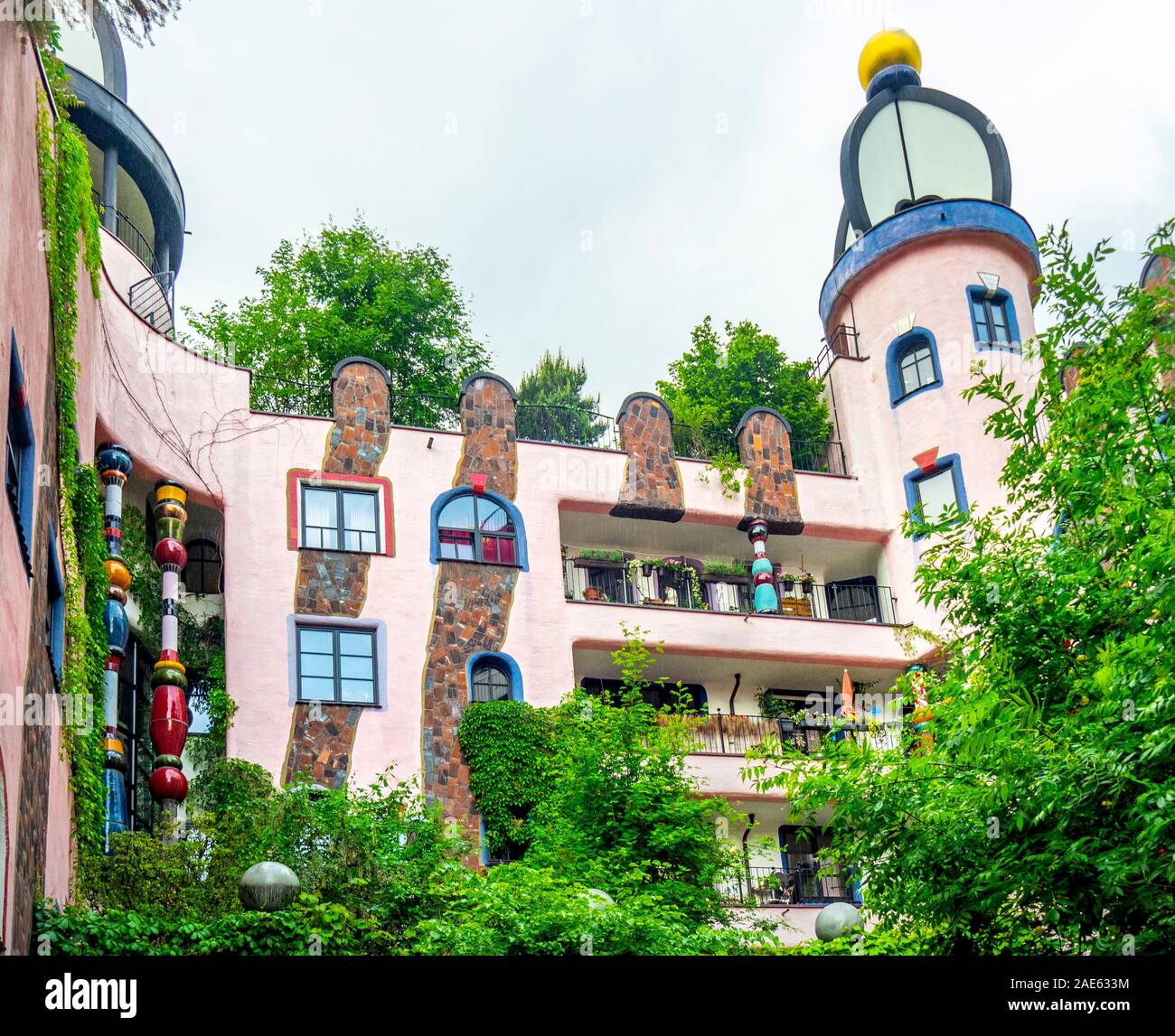 Friedensreich hundertwasser regentag dunkelbunt Fotos und