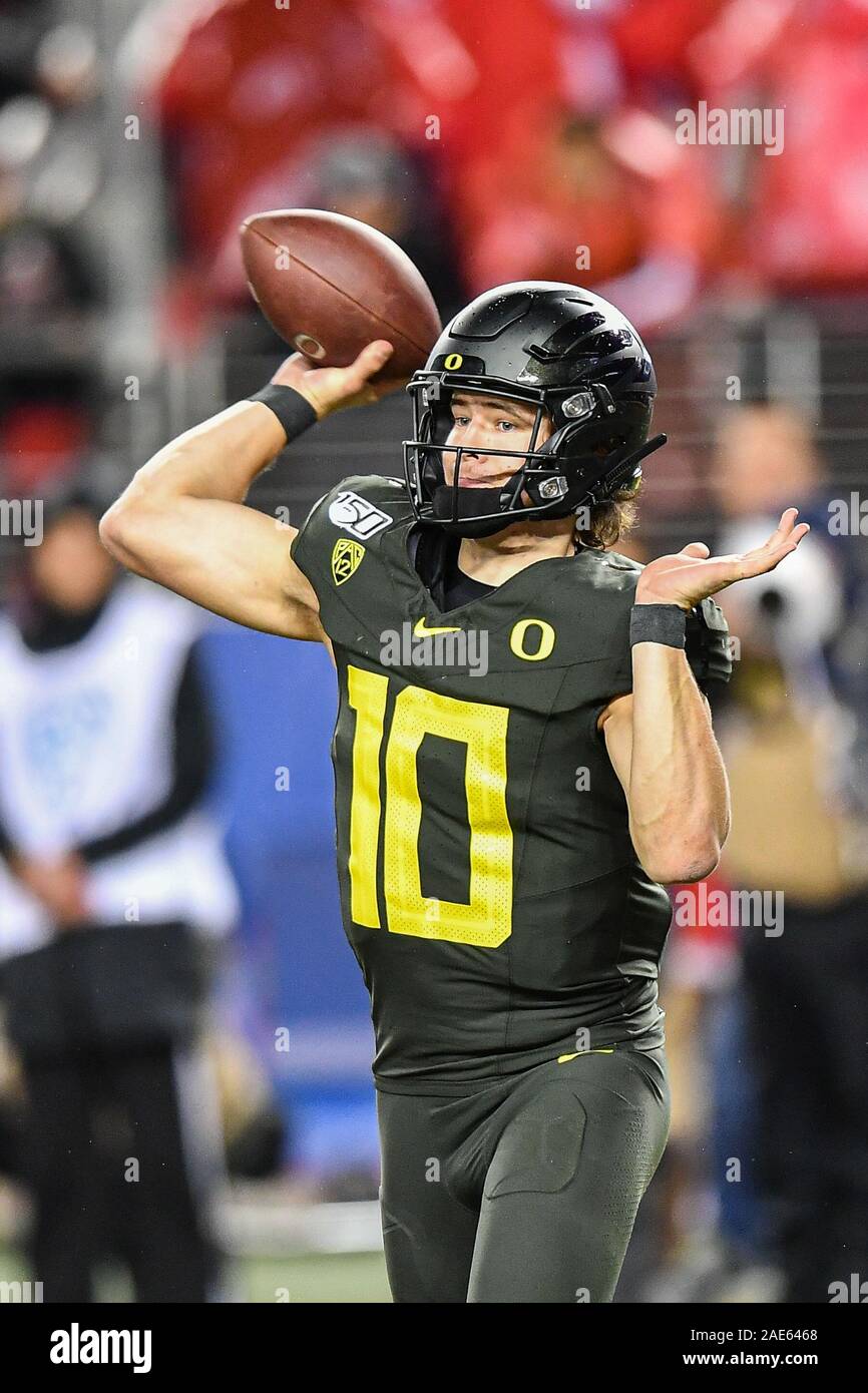 Santa Clara, Kalifornien, USA. 06 Dez, 2019. Oregon Enten Quarterback Justin Herbert (10) leitet während der Pac-12 Fußball-Spiel zwischen den Utah Utes und die Oregon Ducks At Levi's Stadion in Santa Clara, Kalifornien. Chris Brown/CSM/Alamy leben Nachrichten Stockfoto