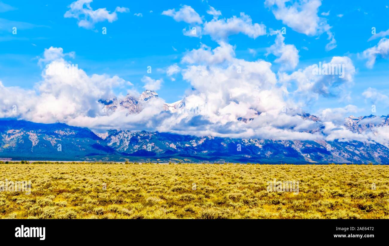 Wolken am Gipfel des Grand Tetons in Grand Tetons National Park gesehen von mormonischen Zeile in der Nähe von Jackson Hole, Wyoming, United States Stockfoto