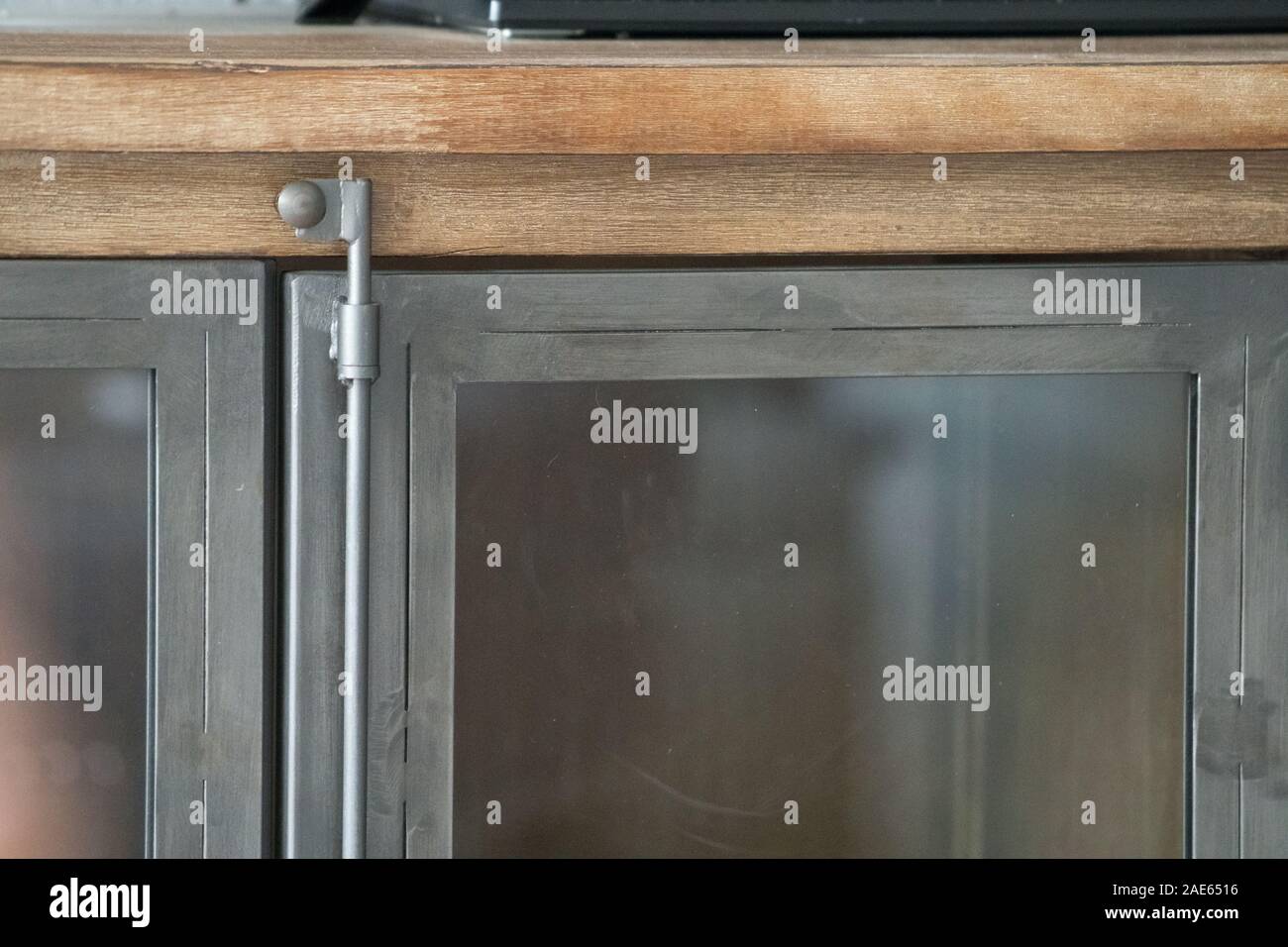 Möbel TV-Standfuß kommode Tür aus Glas und Metall mit industriellen Holzrahmen. Stockfoto