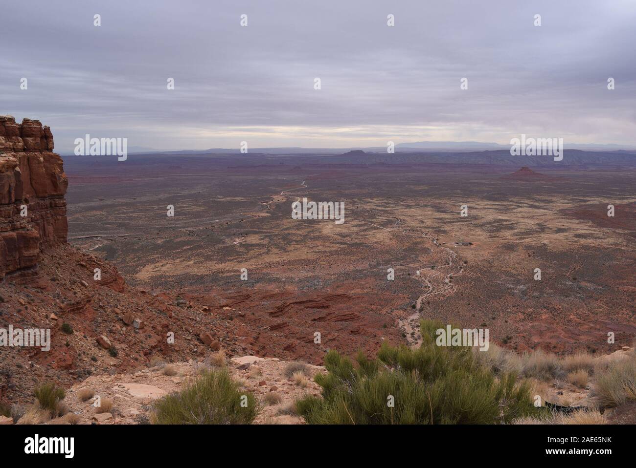 Utah State Route 261 erstreckt sich in die Ferne in Navajo Land. Von der Moki Dugway genommen. Stockfoto