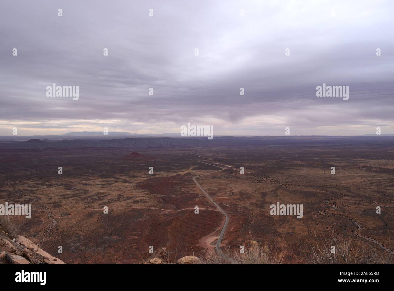 Utah State Route 261 erstreckt sich in die Ferne in Navajo Land. Von der Moki Dugway genommen. Stockfoto