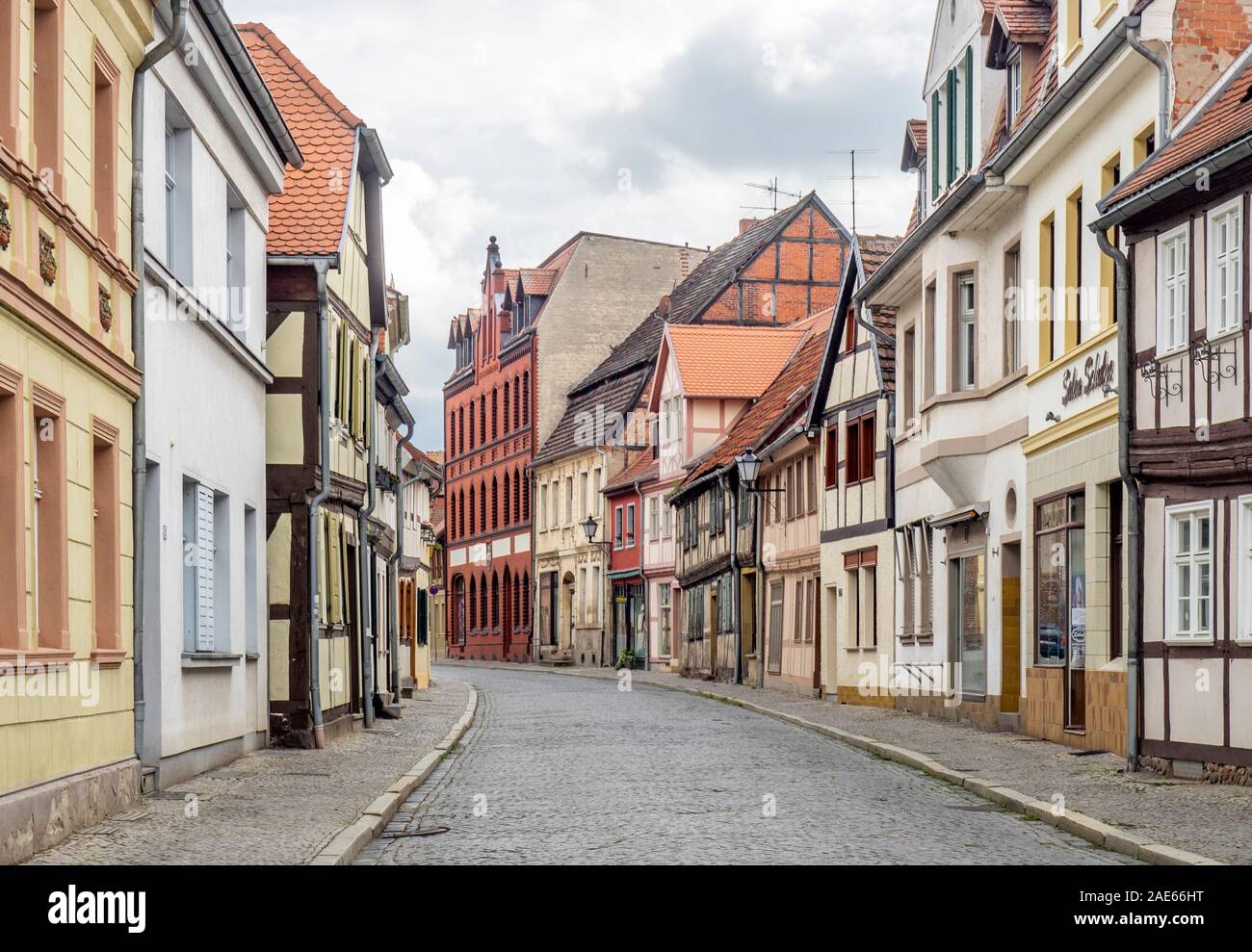 Straße der Reihe traditioneller Holzrahmenbauten in der historischen