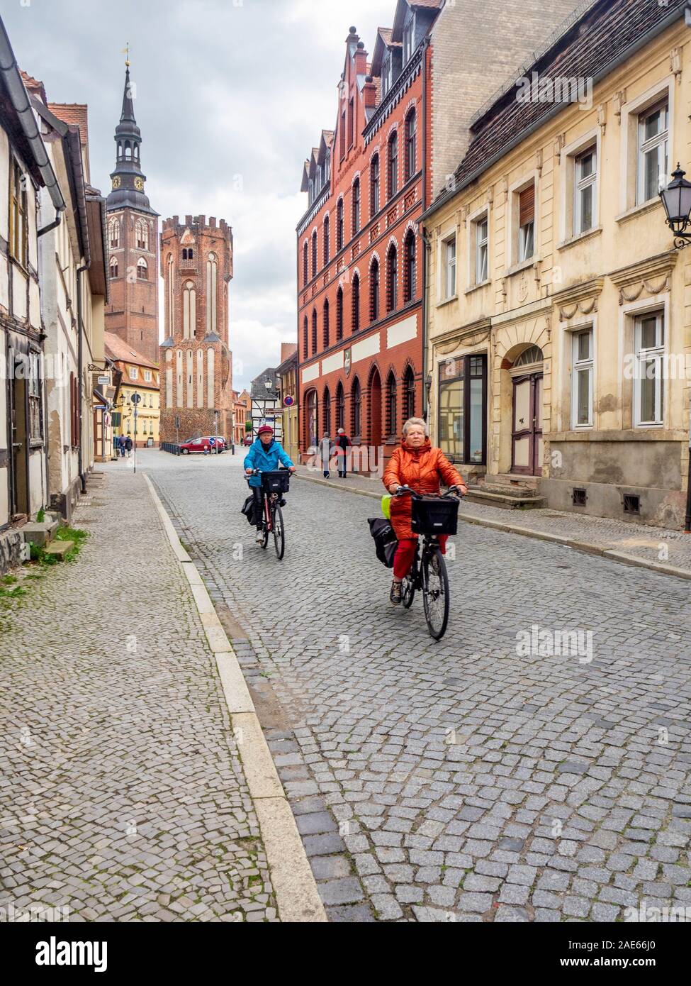 Radfahrer fahren mit dem Fahrrad auf dem Elbe-Radweg in der historischen Stadt Tangermünde Sachsen-Anhalt Deutschland Stockfoto