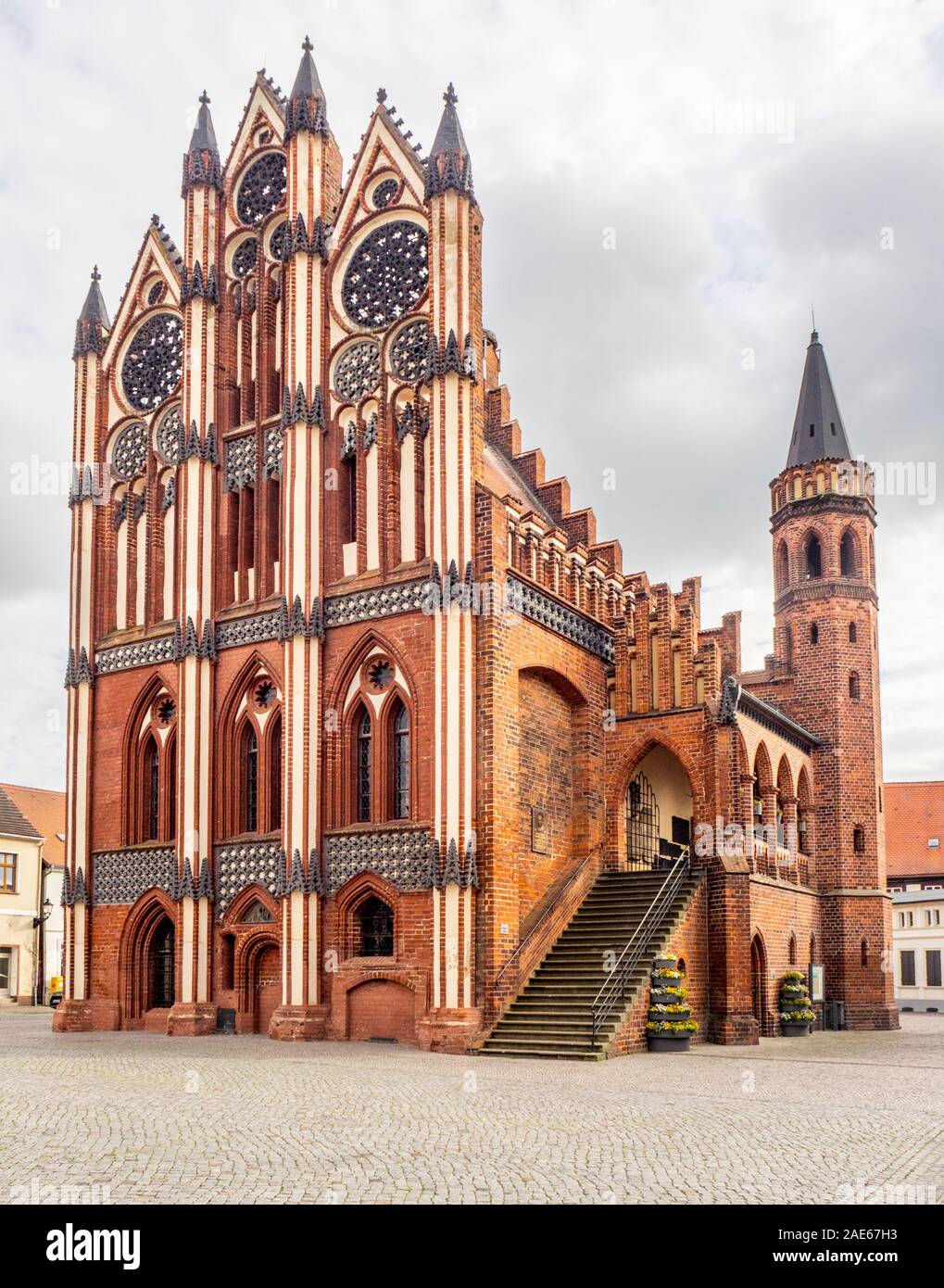 Wahrzeichen Gotik romanisches Rathaus in der historischen Altstadt Tangermünde Sachsen-Anhalt Deutschland. Stockfoto