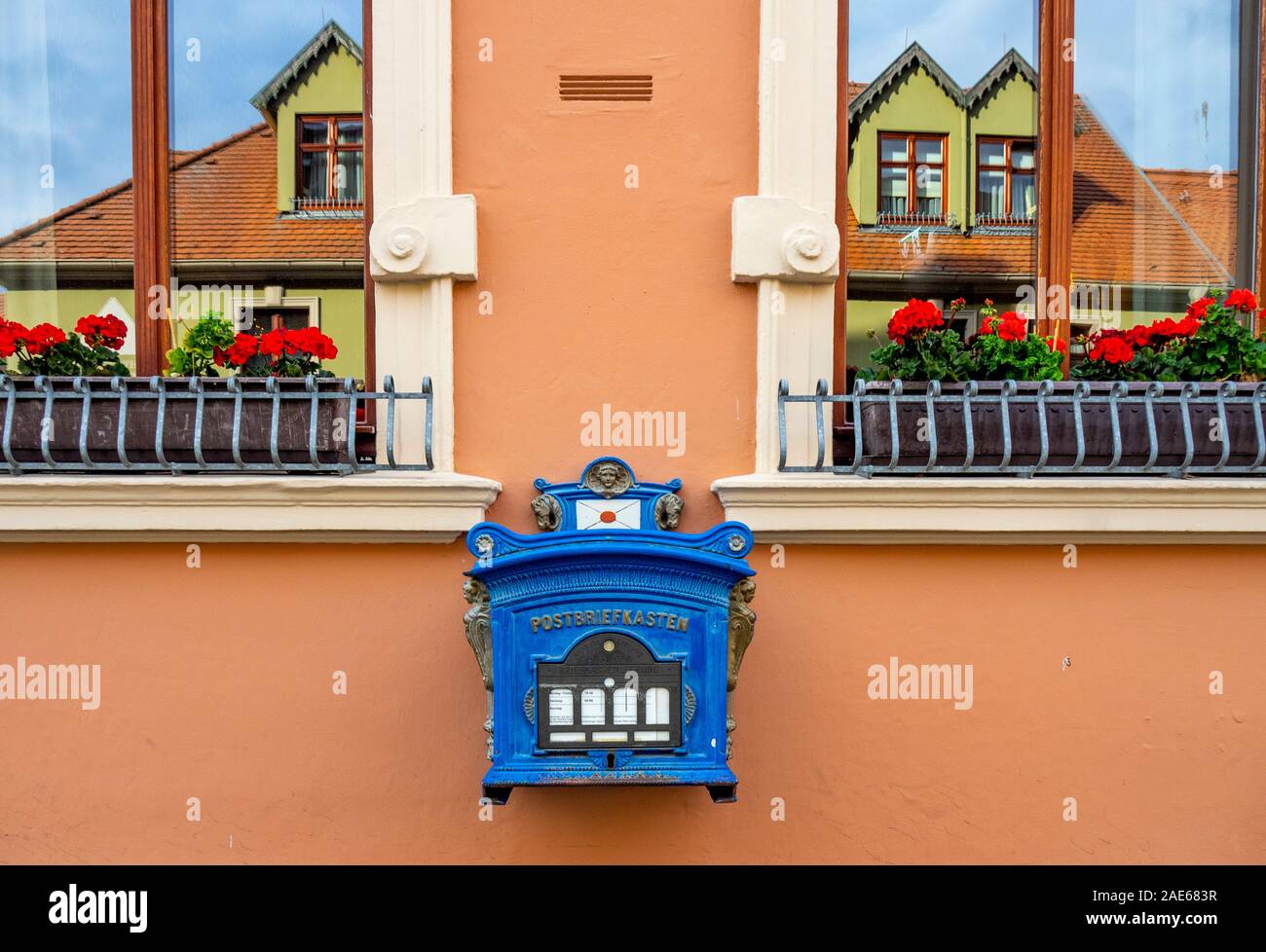 Blauer Briefkasten auf einem Gebäude in Tangermünde Sachsen-Anhalt Deutschland. Stockfoto