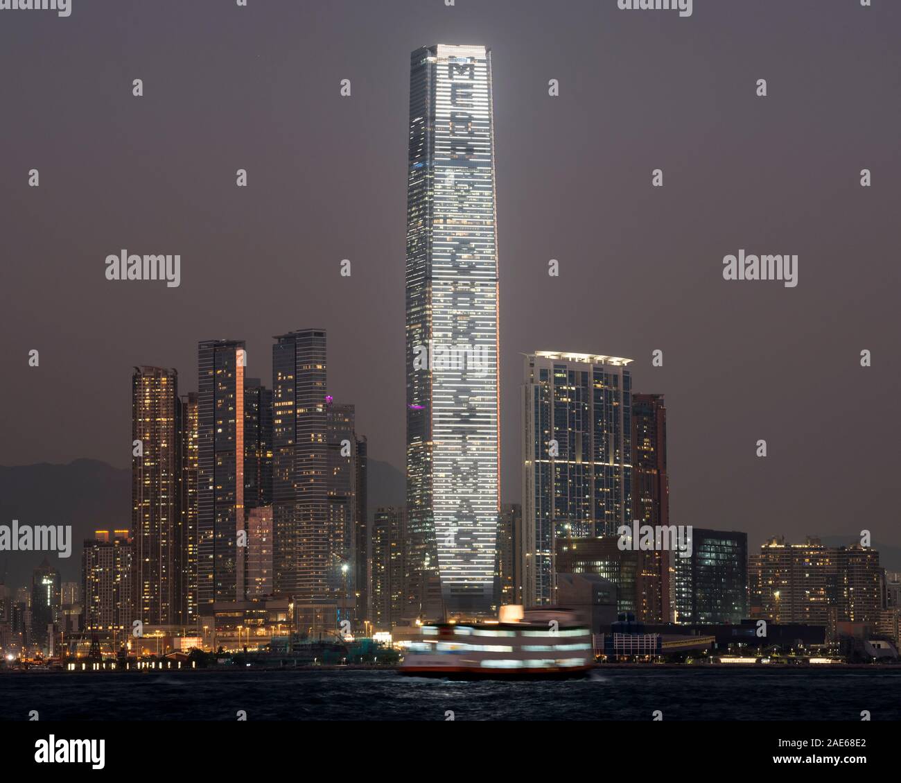 Hong Kong höchste Gebäude der International Commerce Centre ICC, leuchtet für Weihnachten 2019, Hongkong, China. Stockfoto