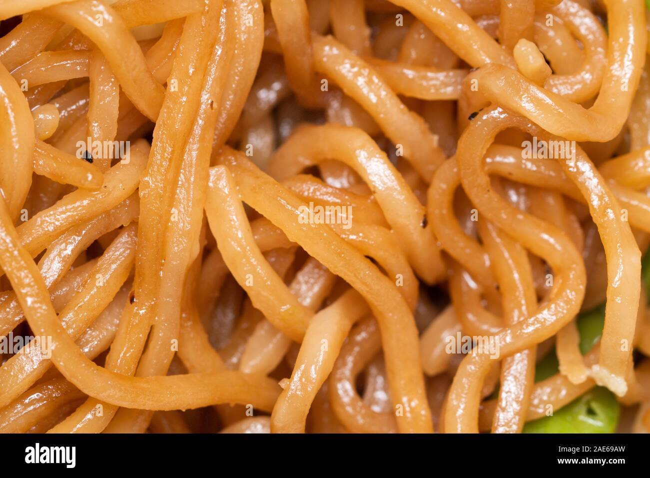 Stir Fry Nudeln mit Gemüse Brokkoli Pilz hautnah. Stockfoto